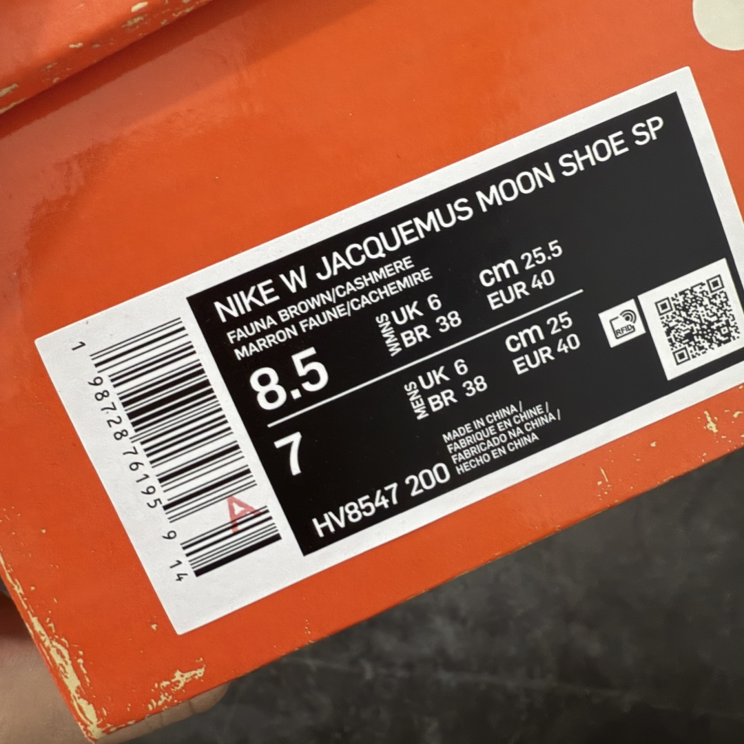 图片[13]-【纯原版】Jacquemus x Nike Jacumoon 舒适 低帮生活休闲鞋 棕白色 货号：HV8547-200 全新品质 细节升级 头层皮料 私模大底 配件齐全 目前市场最优品质 Nike和Jacquemus再度联手 鞋型高度还原了元年版的复古轮廓 细节点上在终于原味的基础上于鞋口处加入了松紧带设计 提升了穿脱的便捷性与贴合度 鞋身两侧是宽大的复古 Swoosh，而鞋舌上则点缀着专属的JACQUEMUS 标记，彰显联名 尺码：35-47.5全码出货-选品中心