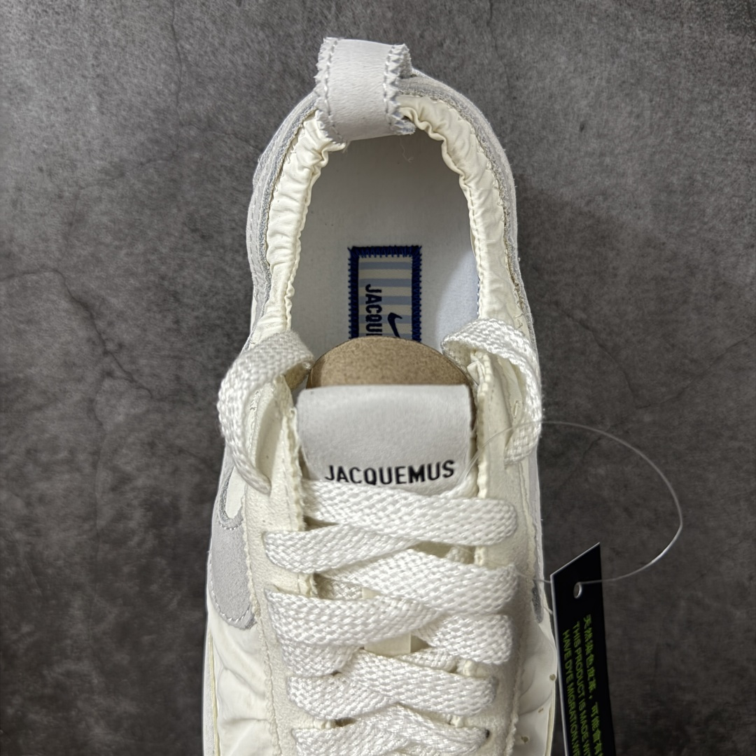 图片[8]-【纯原版】Jacquemus x Nike Jacumoon 舒适 低帮生活休闲鞋 棕白色 货号：HV8547-002 全新品质 细节升级 头层皮料 私模大底 配件齐全 目前市场最优品质 Nike和Jacquemus再度联手 鞋型高度还原了元年版的复古轮廓 细节点上在终于原味的基础上于鞋口处加入了松紧带设计 提升了穿脱的便捷性与贴合度 鞋身两侧是宽大的复古 Swoosh，而鞋舌上则点缀着专属的JACQUEMUS 标记，彰显联名 尺码：35-47.5全码出货-选品中心