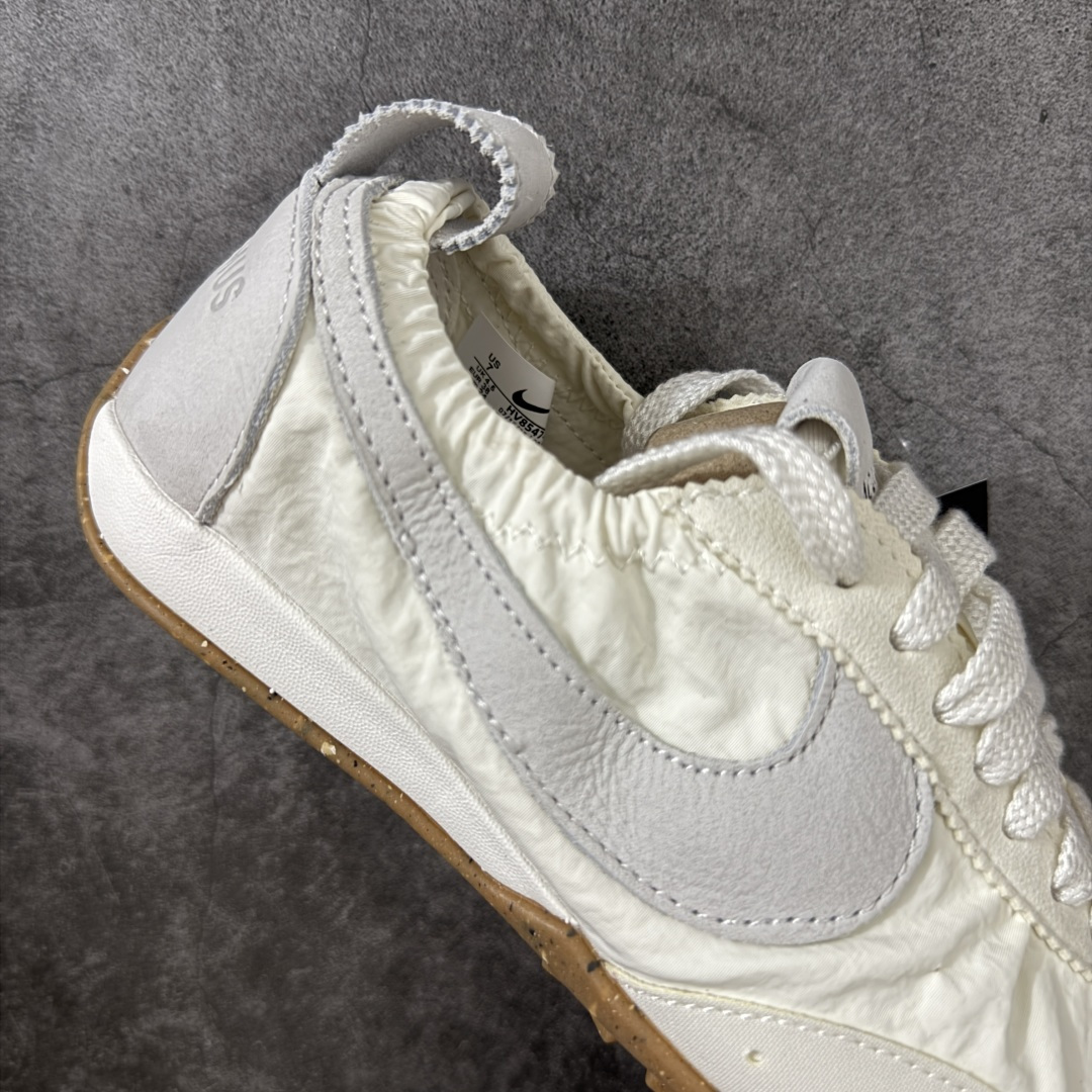 图片[7]-【纯原版】Jacquemus x Nike Jacumoon 舒适 低帮生活休闲鞋 棕白色 货号：HV8547-002 全新品质 细节升级 头层皮料 私模大底 配件齐全 目前市场最优品质 Nike和Jacquemus再度联手 鞋型高度还原了元年版的复古轮廓 细节点上在终于原味的基础上于鞋口处加入了松紧带设计 提升了穿脱的便捷性与贴合度 鞋身两侧是宽大的复古 Swoosh，而鞋舌上则点缀着专属的JACQUEMUS 标记，彰显联名 尺码：35-47.5全码出货-选品中心