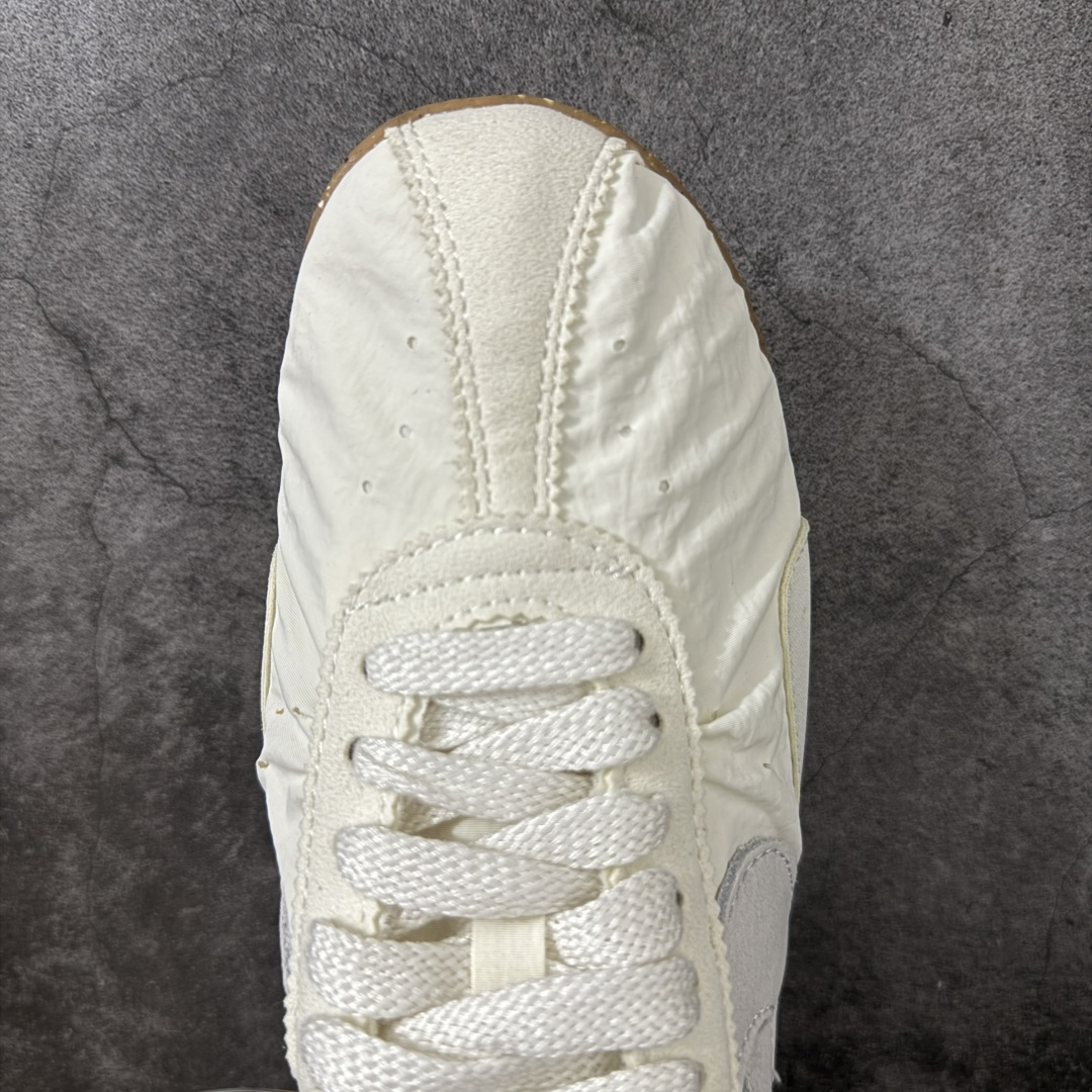 图片[5]-【纯原版】Jacquemus x Nike Jacumoon 舒适 低帮生活休闲鞋 棕白色 货号：HV8547-002 全新品质 细节升级 头层皮料 私模大底 配件齐全 目前市场最优品质 Nike和Jacquemus再度联手 鞋型高度还原了元年版的复古轮廓 细节点上在终于原味的基础上于鞋口处加入了松紧带设计 提升了穿脱的便捷性与贴合度 鞋身两侧是宽大的复古 Swoosh，而鞋舌上则点缀着专属的JACQUEMUS 标记，彰显联名 尺码：35-47.5全码出货-选品中心