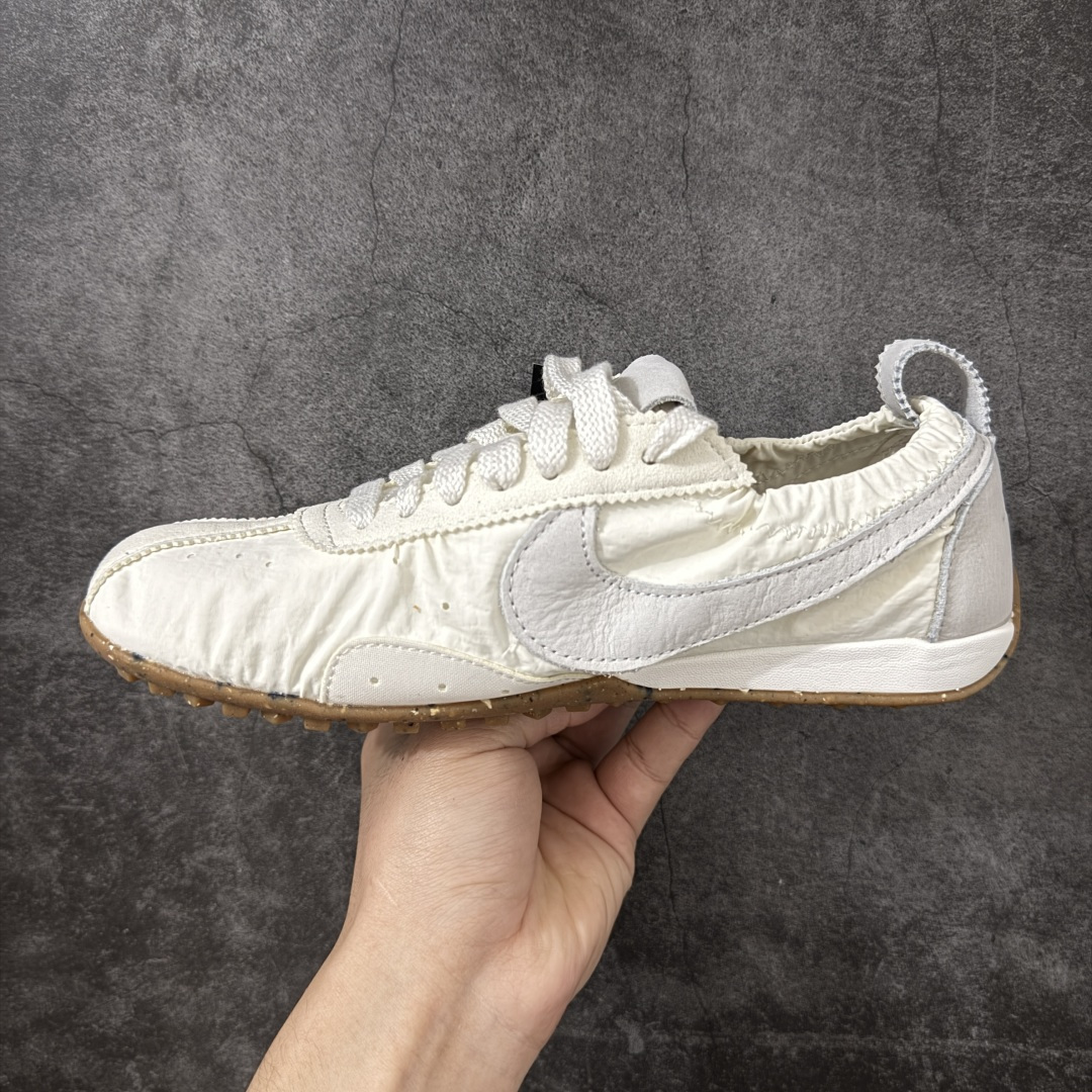 图片[2]-【纯原版】Jacquemus x Nike Jacumoon 舒适 低帮生活休闲鞋 棕白色 货号：HV8547-002 全新品质 细节升级 头层皮料 私模大底 配件齐全 目前市场最优品质 Nike和Jacquemus再度联手 鞋型高度还原了元年版的复古轮廓 细节点上在终于原味的基础上于鞋口处加入了松紧带设计 提升了穿脱的便捷性与贴合度 鞋身两侧是宽大的复古 Swoosh，而鞋舌上则点缀着专属的JACQUEMUS 标记，彰显联名 尺码：35-47.5全码出货-选品中心