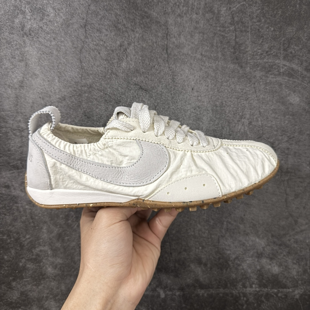 【纯原版】Jacquemus x Nike Jacumoon 舒适 低帮生活休闲鞋 棕白色 货号：HV8547-002 全新品质 细节升级 头层皮料 私模大底 配件齐全 目前市场最优品质 Nike和Jacquemus再度联手 鞋型高度还原了元年版的复古轮廓 细节点上在终于原味的基础上于鞋口处加入了松紧带设计 提升了穿脱的便捷性与贴合度 鞋身两侧是宽大的复古 Swoosh，而鞋舌上则点缀着专属的JACQUEMUS 标记，彰显联名 尺码：35-47.5全码出货-选品中心