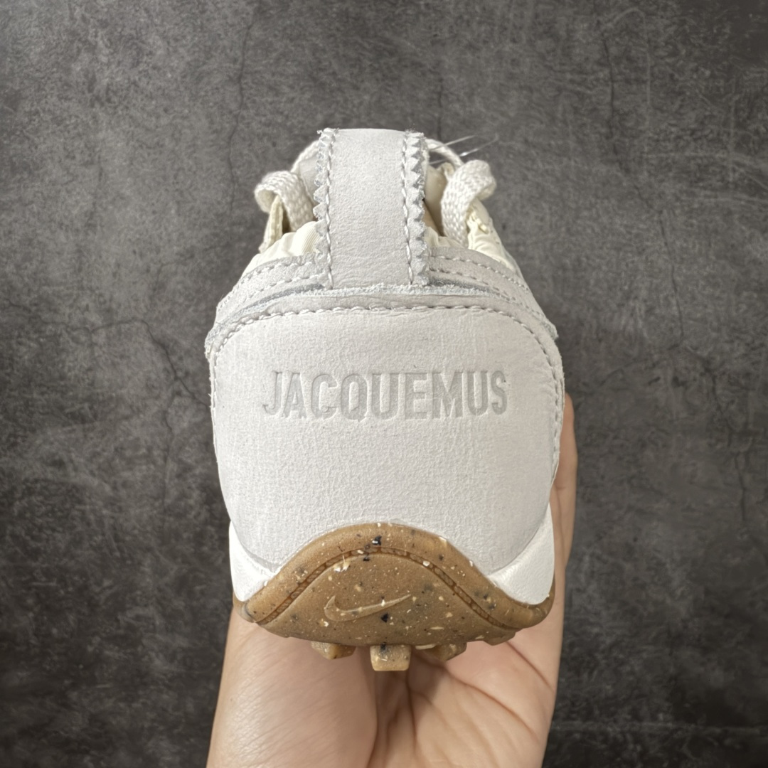 图片[4]-【纯原版】Jacquemus x Nike Jacumoon 舒适 低帮生活休闲鞋 棕白色 货号：HV8547-002 全新品质 细节升级 头层皮料 私模大底 配件齐全 目前市场最优品质 Nike和Jacquemus再度联手 鞋型高度还原了元年版的复古轮廓 细节点上在终于原味的基础上于鞋口处加入了松紧带设计 提升了穿脱的便捷性与贴合度 鞋身两侧是宽大的复古 Swoosh，而鞋舌上则点缀着专属的JACQUEMUS 标记，彰显联名 尺码：35-47.5全码出货-选品中心