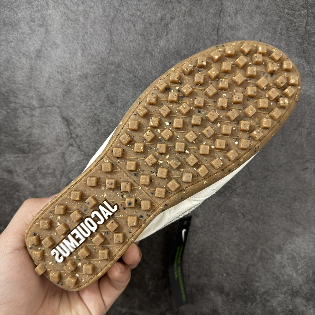 图片[9]-【纯原版】Jacquemus x Nike Jacumoon 舒适 低帮生活休闲鞋 棕白色 货号：HV8547-002 全新品质 细节升级 头层皮料 私模大底 配件齐全 目前市场最优品质 Nike和Jacquemus再度联手 鞋型高度还原了元年版的复古轮廓 细节点上在终于原味的基础上于鞋口处加入了松紧带设计 提升了穿脱的便捷性与贴合度 鞋身两侧是宽大的复古 Swoosh，而鞋舌上则点缀着专属的JACQUEMUS 标记，彰显联名 尺码：35-47.5全码出货-选品中心