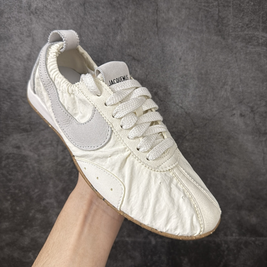 图片[3]-【纯原版】Jacquemus x Nike Jacumoon 舒适 低帮生活休闲鞋 棕白色 货号：HV8547-002 全新品质 细节升级 头层皮料 私模大底 配件齐全 目前市场最优品质 Nike和Jacquemus再度联手 鞋型高度还原了元年版的复古轮廓 细节点上在终于原味的基础上于鞋口处加入了松紧带设计 提升了穿脱的便捷性与贴合度 鞋身两侧是宽大的复古 Swoosh，而鞋舌上则点缀着专属的JACQUEMUS 标记，彰显联名 尺码：35-47.5全码出货-选品中心