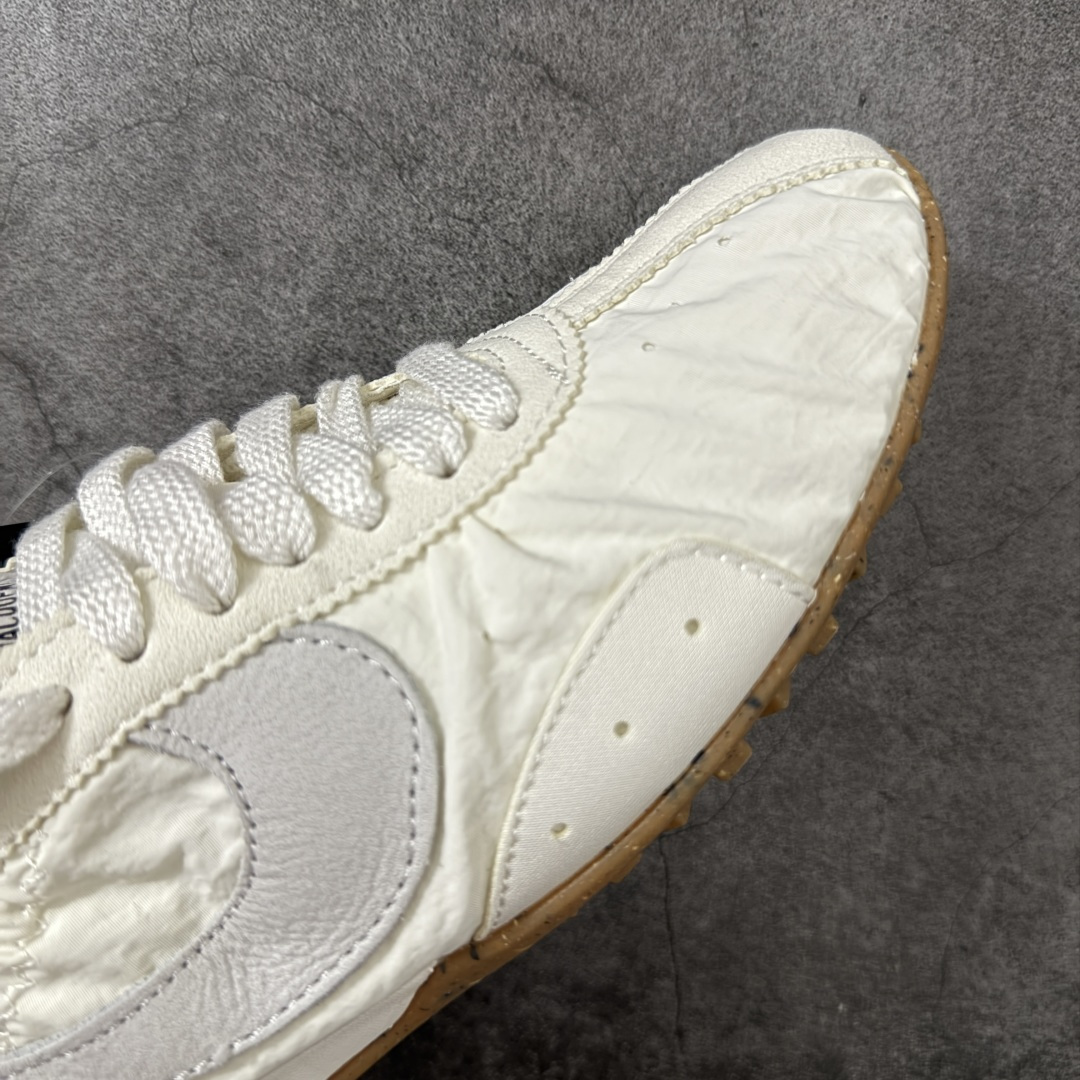 图片[6]-【纯原版】Jacquemus x Nike Jacumoon 舒适 低帮生活休闲鞋 棕白色 货号：HV8547-002 全新品质 细节升级 头层皮料 私模大底 配件齐全 目前市场最优品质 Nike和Jacquemus再度联手 鞋型高度还原了元年版的复古轮廓 细节点上在终于原味的基础上于鞋口处加入了松紧带设计 提升了穿脱的便捷性与贴合度 鞋身两侧是宽大的复古 Swoosh，而鞋舌上则点缀着专属的JACQUEMUS 标记，彰显联名 尺码：35-47.5全码出货-选品中心