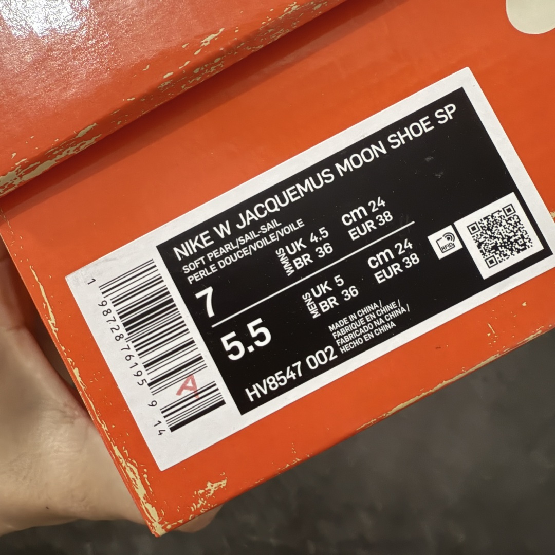 图片[13]-【纯原版】Jacquemus x Nike Jacumoon 舒适 低帮生活休闲鞋 棕白色 货号：HV8547-002 全新品质 细节升级 头层皮料 私模大底 配件齐全 目前市场最优品质 Nike和Jacquemus再度联手 鞋型高度还原了元年版的复古轮廓 细节点上在终于原味的基础上于鞋口处加入了松紧带设计 提升了穿脱的便捷性与贴合度 鞋身两侧是宽大的复古 Swoosh，而鞋舌上则点缀着专属的JACQUEMUS 标记，彰显联名 尺码：35-47.5全码出货-选品中心