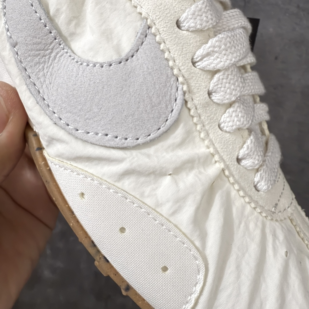 图片[4]-【纯原版】Jacquemus x Nike Jacumoon 舒适 低帮生活休闲鞋 棕白色 货号：HV8547-002 全新品质 细节升级 头层皮料 私模大底 配件齐全 目前市场最优品质 Nike和Jacquemus再度联手 鞋型高度还原了元年版的复古轮廓 细节点上在终于原味的基础上于鞋口处加入了松紧带设计 提升了穿脱的便捷性与贴合度 鞋身两侧是宽大的复古 Swoosh，而鞋舌上则点缀着专属的JACQUEMUS 标记，彰显联名 尺码：35-47.5全码出货-选品中心