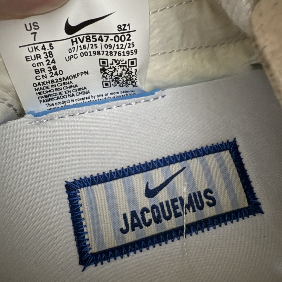 图片[7]-【纯原版】Jacquemus x Nike Jacumoon 舒适 低帮生活休闲鞋 棕白色 货号：HV8547-002 全新品质 细节升级 头层皮料 私模大底 配件齐全 目前市场最优品质 Nike和Jacquemus再度联手 鞋型高度还原了元年版的复古轮廓 细节点上在终于原味的基础上于鞋口处加入了松紧带设计 提升了穿脱的便捷性与贴合度 鞋身两侧是宽大的复古 Swoosh，而鞋舌上则点缀着专属的JACQUEMUS 标记，彰显联名 尺码：35-47.5全码出货-选品中心