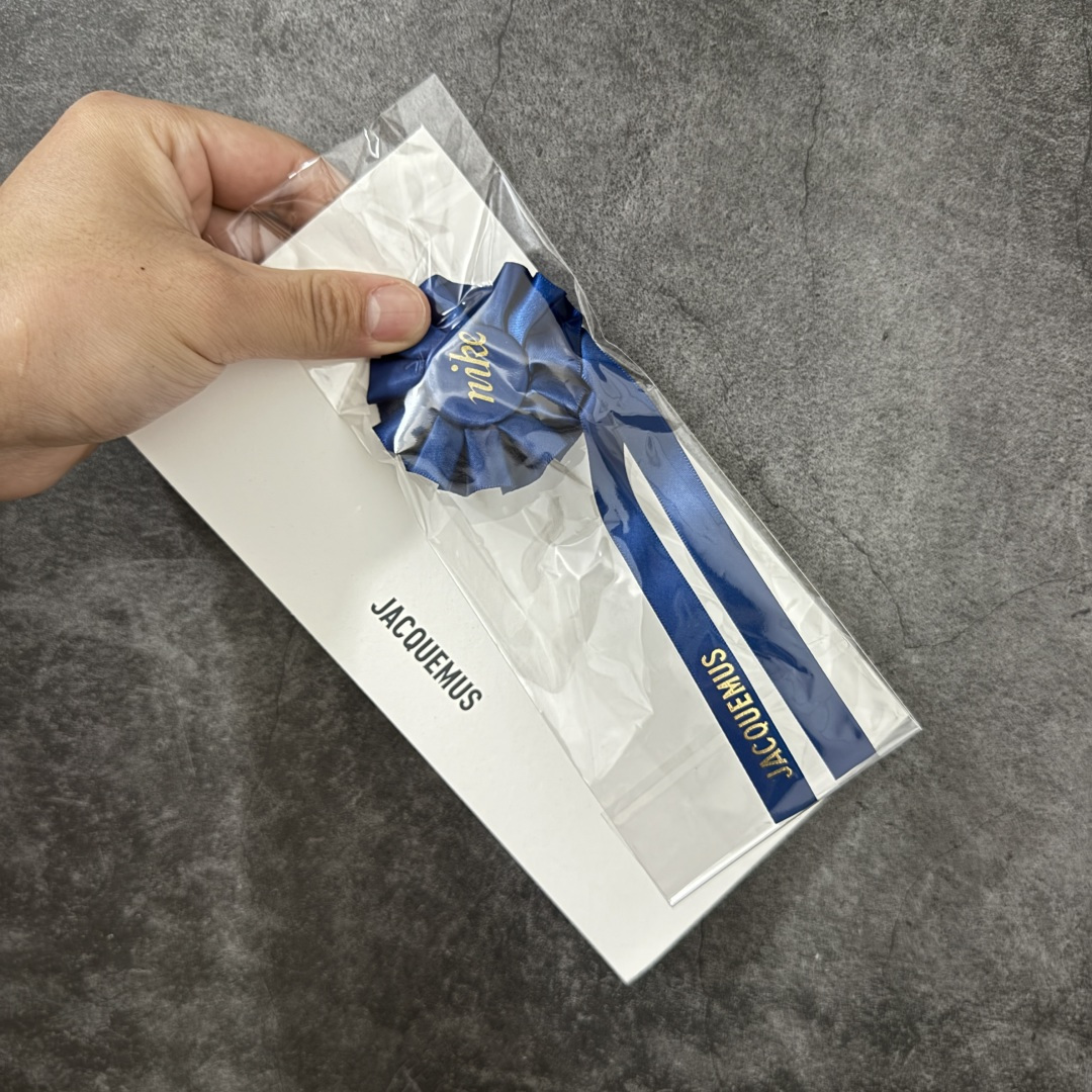 图片[11]-【纯原版】Jacquemus x Nike Jacumoon 舒适 低帮生活休闲鞋 棕白色 货号：HV8547-002 全新品质 细节升级 头层皮料 私模大底 配件齐全 目前市场最优品质 Nike和Jacquemus再度联手 鞋型高度还原了元年版的复古轮廓 细节点上在终于原味的基础上于鞋口处加入了松紧带设计 提升了穿脱的便捷性与贴合度 鞋身两侧是宽大的复古 Swoosh，而鞋舌上则点缀着专属的JACQUEMUS 标记，彰显联名 尺码：35-47.5全码出货-选品中心