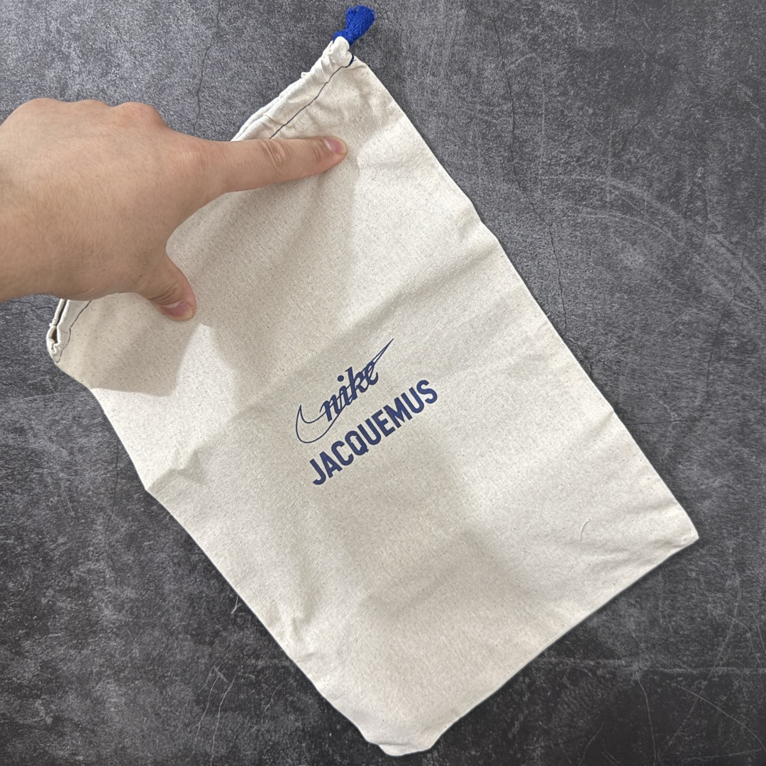 图片[12]-【纯原版】Jacquemus x Nike Jacumoon 舒适 低帮生活休闲鞋 棕白色 货号：HV8547-002 全新品质 细节升级 头层皮料 私模大底 配件齐全 目前市场最优品质 Nike和Jacquemus再度联手 鞋型高度还原了元年版的复古轮廓 细节点上在终于原味的基础上于鞋口处加入了松紧带设计 提升了穿脱的便捷性与贴合度 鞋身两侧是宽大的复古 Swoosh，而鞋舌上则点缀着专属的JACQUEMUS 标记，彰显联名 尺码：35-47.5全码出货-选品中心