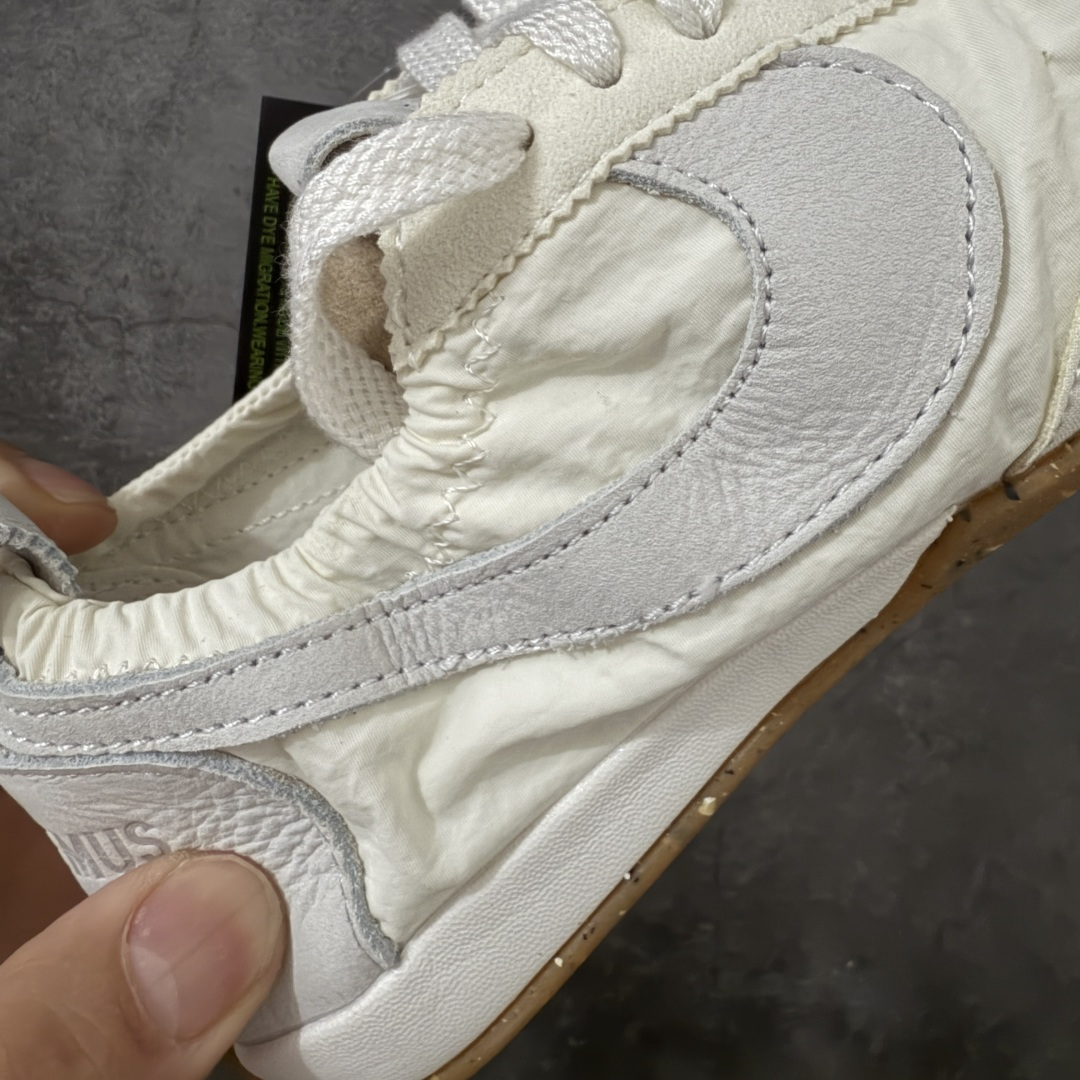 图片[3]-【纯原版】Jacquemus x Nike Jacumoon 舒适 低帮生活休闲鞋 棕白色 货号：HV8547-002 全新品质 细节升级 头层皮料 私模大底 配件齐全 目前市场最优品质 Nike和Jacquemus再度联手 鞋型高度还原了元年版的复古轮廓 细节点上在终于原味的基础上于鞋口处加入了松紧带设计 提升了穿脱的便捷性与贴合度 鞋身两侧是宽大的复古 Swoosh，而鞋舌上则点缀着专属的JACQUEMUS 标记，彰显联名 尺码：35-47.5全码出货-选品中心