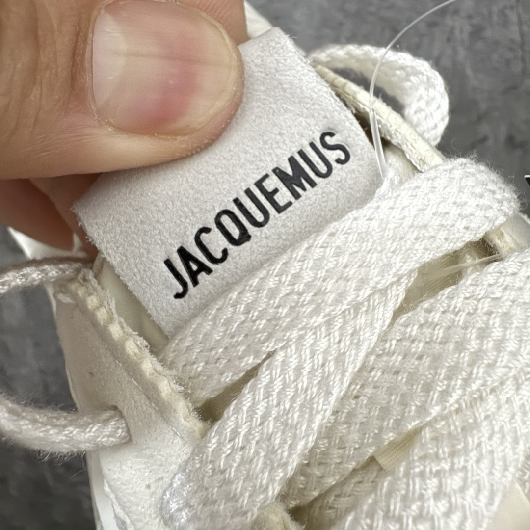 图片[6]-【纯原版】Jacquemus x Nike Jacumoon 舒适 低帮生活休闲鞋 棕白色 货号：HV8547-002 全新品质 细节升级 头层皮料 私模大底 配件齐全 目前市场最优品质 Nike和Jacquemus再度联手 鞋型高度还原了元年版的复古轮廓 细节点上在终于原味的基础上于鞋口处加入了松紧带设计 提升了穿脱的便捷性与贴合度 鞋身两侧是宽大的复古 Swoosh，而鞋舌上则点缀着专属的JACQUEMUS 标记，彰显联名 尺码：35-47.5全码出货-选品中心