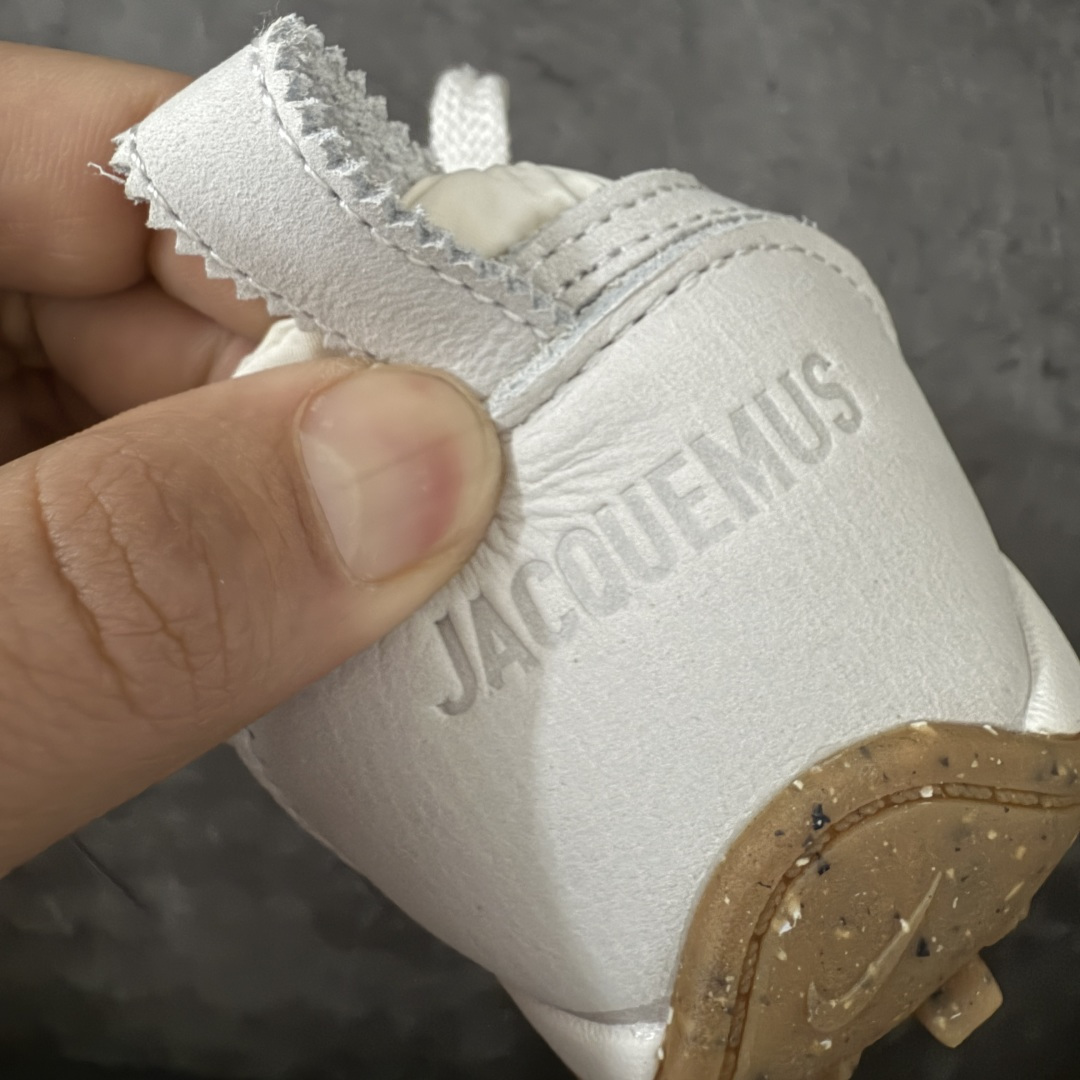 图片[2]-【纯原版】Jacquemus x Nike Jacumoon 舒适 低帮生活休闲鞋 棕白色 货号：HV8547-002 全新品质 细节升级 头层皮料 私模大底 配件齐全 目前市场最优品质 Nike和Jacquemus再度联手 鞋型高度还原了元年版的复古轮廓 细节点上在终于原味的基础上于鞋口处加入了松紧带设计 提升了穿脱的便捷性与贴合度 鞋身两侧是宽大的复古 Swoosh，而鞋舌上则点缀着专属的JACQUEMUS 标记，彰显联名 尺码：35-47.5全码出货-选品中心