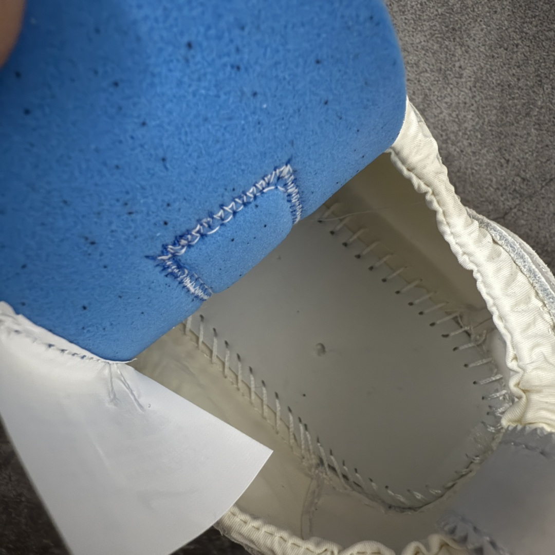 图片[9]-【纯原版】Jacquemus x Nike Jacumoon 舒适 低帮生活休闲鞋 棕白色 货号：HV8547-002 全新品质 细节升级 头层皮料 私模大底 配件齐全 目前市场最优品质 Nike和Jacquemus再度联手 鞋型高度还原了元年版的复古轮廓 细节点上在终于原味的基础上于鞋口处加入了松紧带设计 提升了穿脱的便捷性与贴合度 鞋身两侧是宽大的复古 Swoosh，而鞋舌上则点缀着专属的JACQUEMUS 标记，彰显联名 尺码：35-47.5全码出货-选品中心