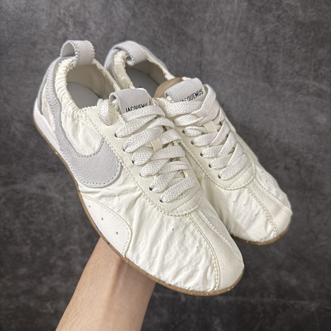 【纯原版】Jacquemus x Nike Jacumoon 舒适 低帮生活休闲鞋 棕白色 货号：HV8547-002 全新品质 细节升级 头层皮料 私模大底 配件齐全 目前市场最优品质 Nike和Jacquemus再度联手 鞋型高度还原了元年版的复古轮廓 细节点上在终于原味的基础上于鞋口处加入了松紧带设计 提升了穿脱的便捷性与贴合度 鞋身两侧是宽大的复古 Swoosh，而鞋舌上则点缀着专属的JACQUEMUS 标记，彰显联名 尺码：35-47.5全码出货-选品中心