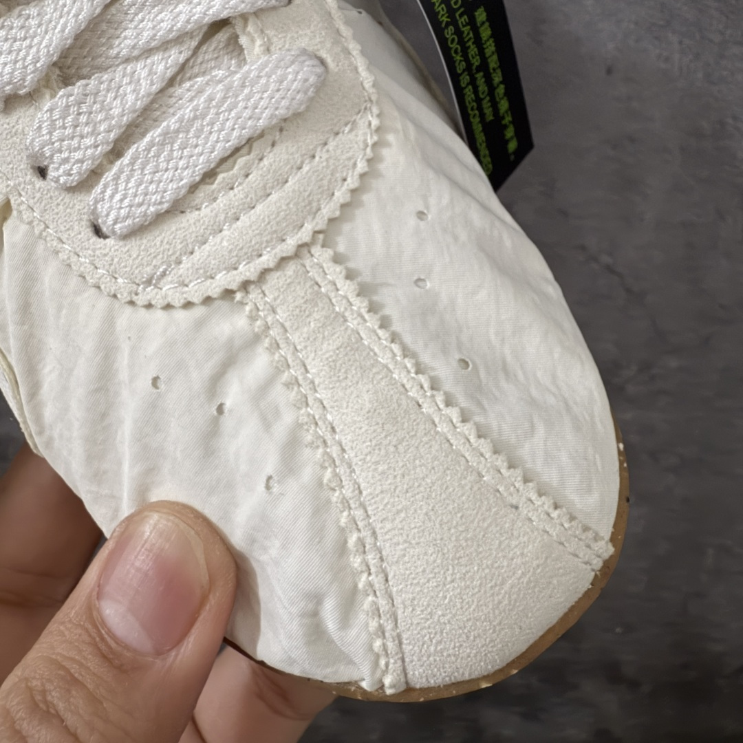 图片[5]-【纯原版】Jacquemus x Nike Jacumoon 舒适 低帮生活休闲鞋 棕白色 货号：HV8547-002 全新品质 细节升级 头层皮料 私模大底 配件齐全 目前市场最优品质 Nike和Jacquemus再度联手 鞋型高度还原了元年版的复古轮廓 细节点上在终于原味的基础上于鞋口处加入了松紧带设计 提升了穿脱的便捷性与贴合度 鞋身两侧是宽大的复古 Swoosh，而鞋舌上则点缀着专属的JACQUEMUS 标记，彰显联名 尺码：35-47.5全码出货-选品中心