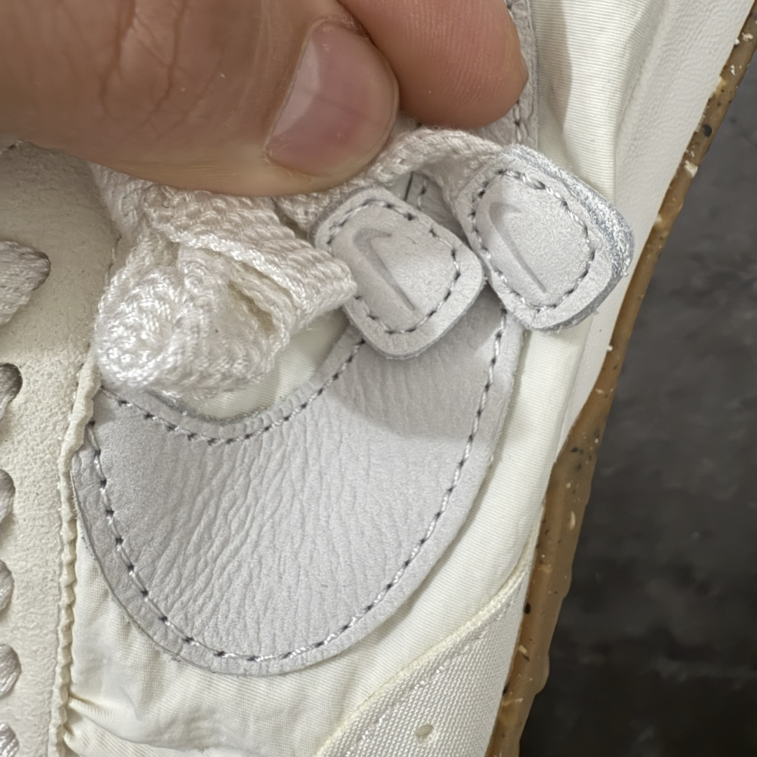 图片[10]-【纯原版】Jacquemus x Nike Jacumoon 舒适 低帮生活休闲鞋 棕白色 货号：HV8547-002 全新品质 细节升级 头层皮料 私模大底 配件齐全 目前市场最优品质 Nike和Jacquemus再度联手 鞋型高度还原了元年版的复古轮廓 细节点上在终于原味的基础上于鞋口处加入了松紧带设计 提升了穿脱的便捷性与贴合度 鞋身两侧是宽大的复古 Swoosh，而鞋舌上则点缀着专属的JACQUEMUS 标记，彰显联名 尺码：35-47.5全码出货-选品中心