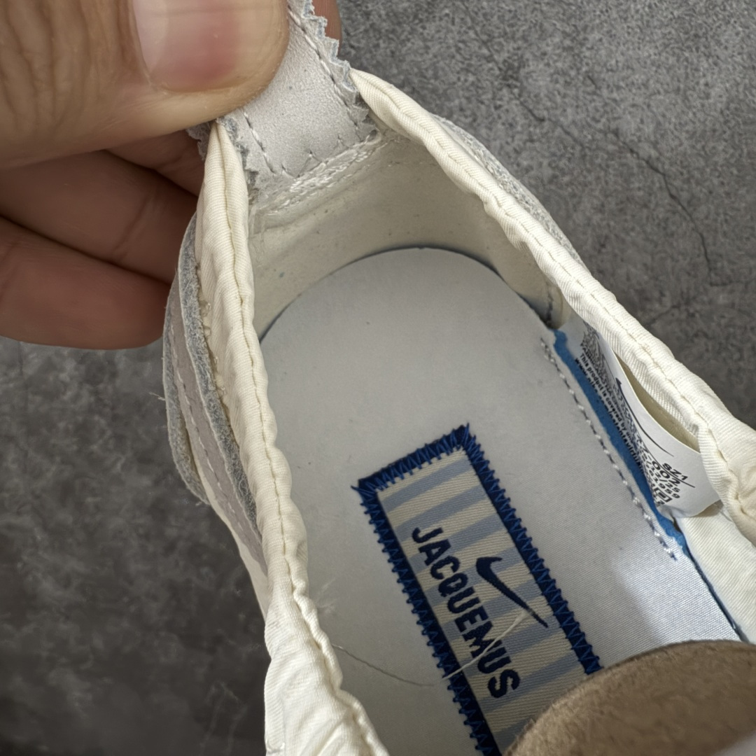 图片[8]-【纯原版】Jacquemus x Nike Jacumoon 舒适 低帮生活休闲鞋 棕白色 货号：HV8547-002 全新品质 细节升级 头层皮料 私模大底 配件齐全 目前市场最优品质 Nike和Jacquemus再度联手 鞋型高度还原了元年版的复古轮廓 细节点上在终于原味的基础上于鞋口处加入了松紧带设计 提升了穿脱的便捷性与贴合度 鞋身两侧是宽大的复古 Swoosh，而鞋舌上则点缀着专属的JACQUEMUS 标记，彰显联名 尺码：35-47.5全码出货-选品中心