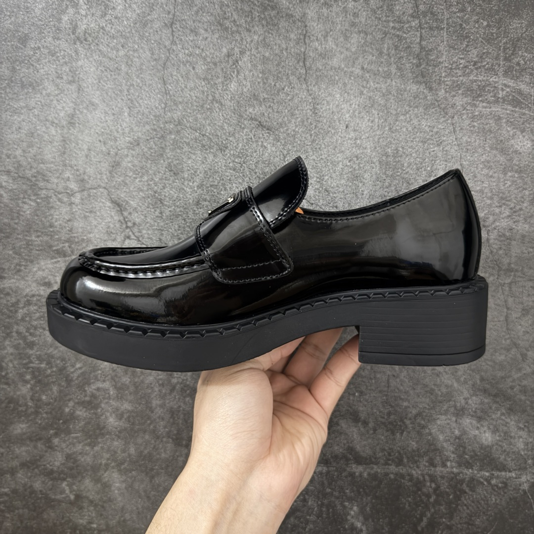 图片[2]-【莞产版本】Prada 乐福鞋 东莞大厂生产 原版开发 最好的穿的乐福鞋 没有之一 鞋型秀气大方，三角标加持，高级感拉满 无论！日常通勤还是小场合都能穿出气场 意大利著名的奢侈品品牌，普拉达这款牛皮面演绎prada式的黑暗优雅风情，鞋头很是秀气，鞋楦的复古与时尚平衡的非常好，没有平时别的款式的呆板整体是休闲时尚风！ 风格简约大方，舒适轻便，小牛皮鞋面超级软触感亲肤而光滑，很显质感也很好打理，设计摆脱路人感，打破沉闷单调！真的超级清秀百搭！而且这款增高效果一绝，特别有英伦风但又不是太过于复古的也很符合都市年轻人的审美！ 女鞋35 36 37 38 39 40 41-选品中心