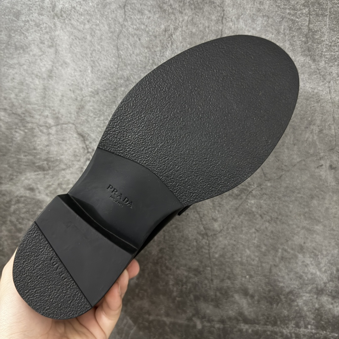 图片[9]-【莞产版本】Prada 乐福鞋 东莞大厂生产 原版开发 最好的穿的乐福鞋 没有之一 鞋型秀气大方，三角标加持，高级感拉满 无论！日常通勤还是小场合都能穿出气场 意大利著名的奢侈品品牌，普拉达这款牛皮面演绎prada式的黑暗优雅风情，鞋头很是秀气，鞋楦的复古与时尚平衡的非常好，没有平时别的款式的呆板整体是休闲时尚风！ 风格简约大方，舒适轻便，小牛皮鞋面超级软触感亲肤而光滑，很显质感也很好打理，设计摆脱路人感，打破沉闷单调！真的超级清秀百搭！而且这款增高效果一绝，特别有英伦风但又不是太过于复古的也很符合都市年轻人的审美！ 女鞋35 36 37 38 39 40 41-选品中心