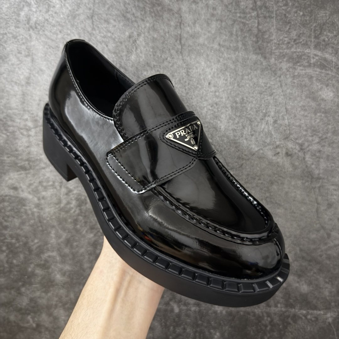 图片[3]-【莞产版本】Prada 乐福鞋 东莞大厂生产 原版开发 最好的穿的乐福鞋 没有之一 鞋型秀气大方，三角标加持，高级感拉满 无论！日常通勤还是小场合都能穿出气场 意大利著名的奢侈品品牌，普拉达这款牛皮面演绎prada式的黑暗优雅风情，鞋头很是秀气，鞋楦的复古与时尚平衡的非常好，没有平时别的款式的呆板整体是休闲时尚风！ 风格简约大方，舒适轻便，小牛皮鞋面超级软触感亲肤而光滑，很显质感也很好打理，设计摆脱路人感，打破沉闷单调！真的超级清秀百搭！而且这款增高效果一绝，特别有英伦风但又不是太过于复古的也很符合都市年轻人的审美！ 女鞋35 36 37 38 39 40 41-选品中心