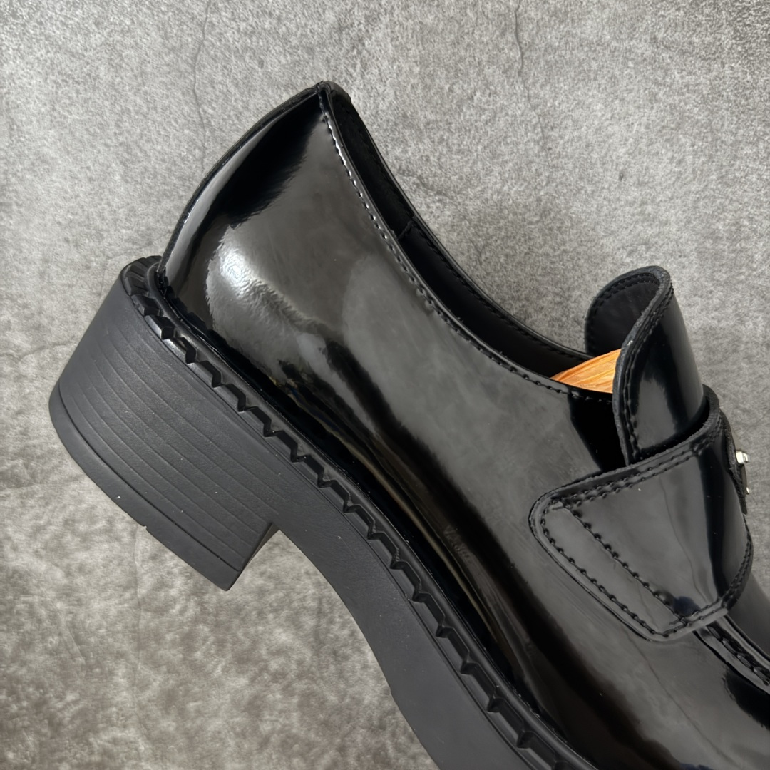 图片[7]-【莞产版本】Prada 乐福鞋 东莞大厂生产 原版开发 最好的穿的乐福鞋 没有之一 鞋型秀气大方，三角标加持，高级感拉满 无论！日常通勤还是小场合都能穿出气场 意大利著名的奢侈品品牌，普拉达这款牛皮面演绎prada式的黑暗优雅风情，鞋头很是秀气，鞋楦的复古与时尚平衡的非常好，没有平时别的款式的呆板整体是休闲时尚风！ 风格简约大方，舒适轻便，小牛皮鞋面超级软触感亲肤而光滑，很显质感也很好打理，设计摆脱路人感，打破沉闷单调！真的超级清秀百搭！而且这款增高效果一绝，特别有英伦风但又不是太过于复古的也很符合都市年轻人的审美！ 女鞋35 36 37 38 39 40 41-选品中心