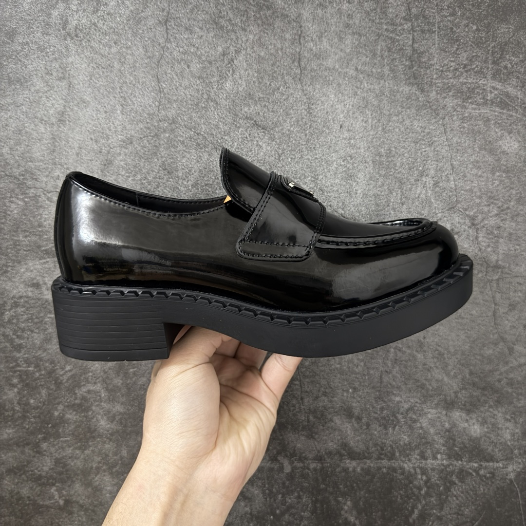 【莞产版本】Prada 乐福鞋 东莞大厂生产 原版开发 最好的穿的乐福鞋 没有之一 鞋型秀气大方，三角标加持，高级感拉满 无论！日常通勤还是小场合都能穿出气场 意大利著名的奢侈品品牌，普拉达这款牛皮面演绎prada式的黑暗优雅风情，鞋头很是秀气，鞋楦的复古与时尚平衡的非常好，没有平时别的款式的呆板整体是休闲时尚风！ 风格简约大方，舒适轻便，小牛皮鞋面超级软触感亲肤而光滑，很显质感也很好打理，设计摆脱路人感，打破沉闷单调！真的超级清秀百搭！而且这款增高效果一绝，特别有英伦风但又不是太过于复古的也很符合都市年轻人的审美！ 女鞋35 36 37 38 39 40 41-选品中心