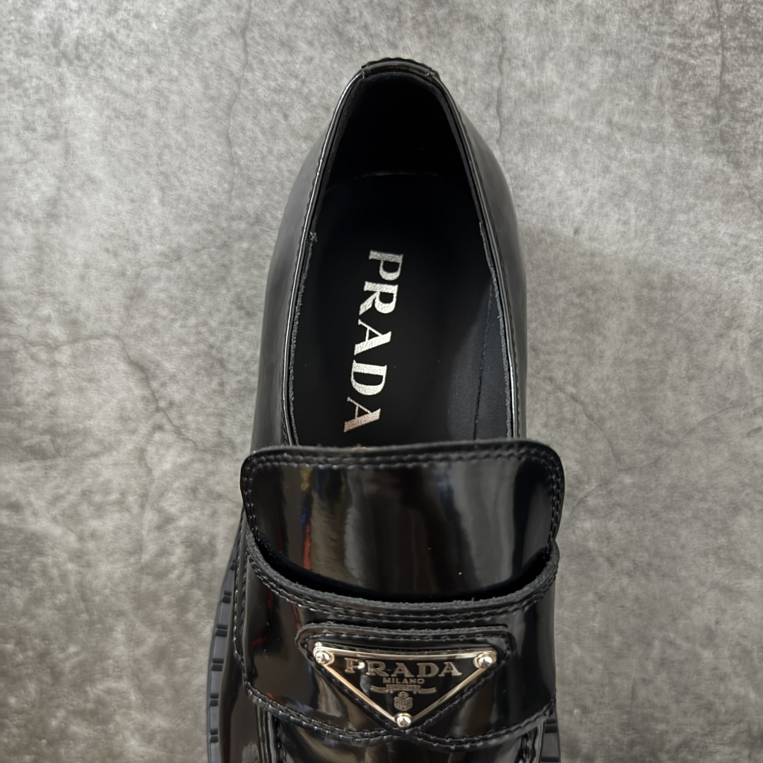 图片[8]-【莞产版本】Prada 乐福鞋 东莞大厂生产 原版开发 最好的穿的乐福鞋 没有之一 鞋型秀气大方，三角标加持，高级感拉满 无论！日常通勤还是小场合都能穿出气场 意大利著名的奢侈品品牌，普拉达这款牛皮面演绎prada式的黑暗优雅风情，鞋头很是秀气，鞋楦的复古与时尚平衡的非常好，没有平时别的款式的呆板整体是休闲时尚风！ 风格简约大方，舒适轻便，小牛皮鞋面超级软触感亲肤而光滑，很显质感也很好打理，设计摆脱路人感，打破沉闷单调！真的超级清秀百搭！而且这款增高效果一绝，特别有英伦风但又不是太过于复古的也很符合都市年轻人的审美！ 女鞋35 36 37 38 39 40 41-选品中心