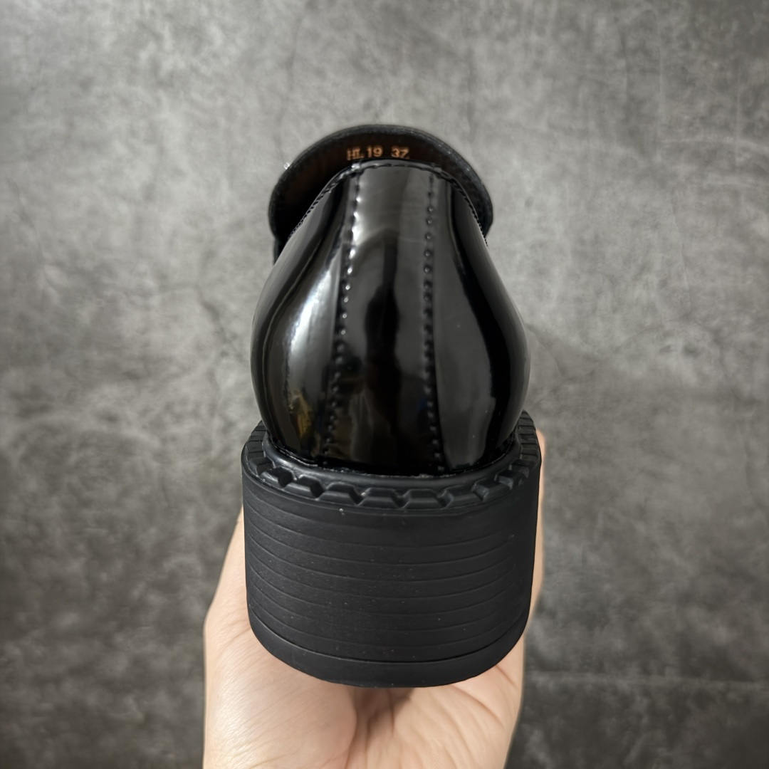 图片[4]-【莞产版本】Prada 乐福鞋 东莞大厂生产 原版开发 最好的穿的乐福鞋 没有之一 鞋型秀气大方，三角标加持，高级感拉满 无论！日常通勤还是小场合都能穿出气场 意大利著名的奢侈品品牌，普拉达这款牛皮面演绎prada式的黑暗优雅风情，鞋头很是秀气，鞋楦的复古与时尚平衡的非常好，没有平时别的款式的呆板整体是休闲时尚风！ 风格简约大方，舒适轻便，小牛皮鞋面超级软触感亲肤而光滑，很显质感也很好打理，设计摆脱路人感，打破沉闷单调！真的超级清秀百搭！而且这款增高效果一绝，特别有英伦风但又不是太过于复古的也很符合都市年轻人的审美！ 女鞋35 36 37 38 39 40 41-选品中心