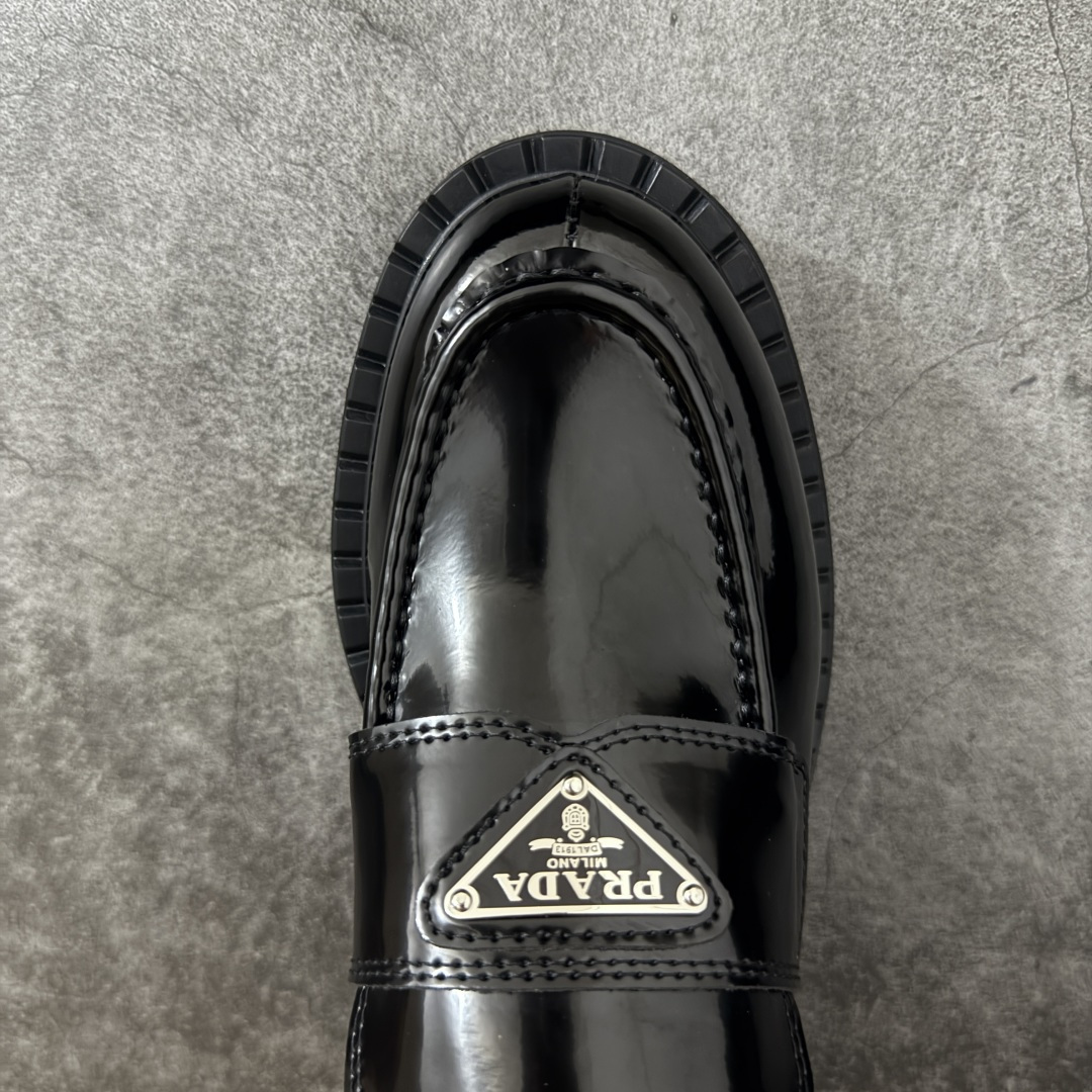 图片[5]-【莞产版本】Prada 乐福鞋 东莞大厂生产 原版开发 最好的穿的乐福鞋 没有之一 鞋型秀气大方，三角标加持，高级感拉满 无论！日常通勤还是小场合都能穿出气场 意大利著名的奢侈品品牌，普拉达这款牛皮面演绎prada式的黑暗优雅风情，鞋头很是秀气，鞋楦的复古与时尚平衡的非常好，没有平时别的款式的呆板整体是休闲时尚风！ 风格简约大方，舒适轻便，小牛皮鞋面超级软触感亲肤而光滑，很显质感也很好打理，设计摆脱路人感，打破沉闷单调！真的超级清秀百搭！而且这款增高效果一绝，特别有英伦风但又不是太过于复古的也很符合都市年轻人的审美！ 女鞋35 36 37 38 39 40 41-选品中心