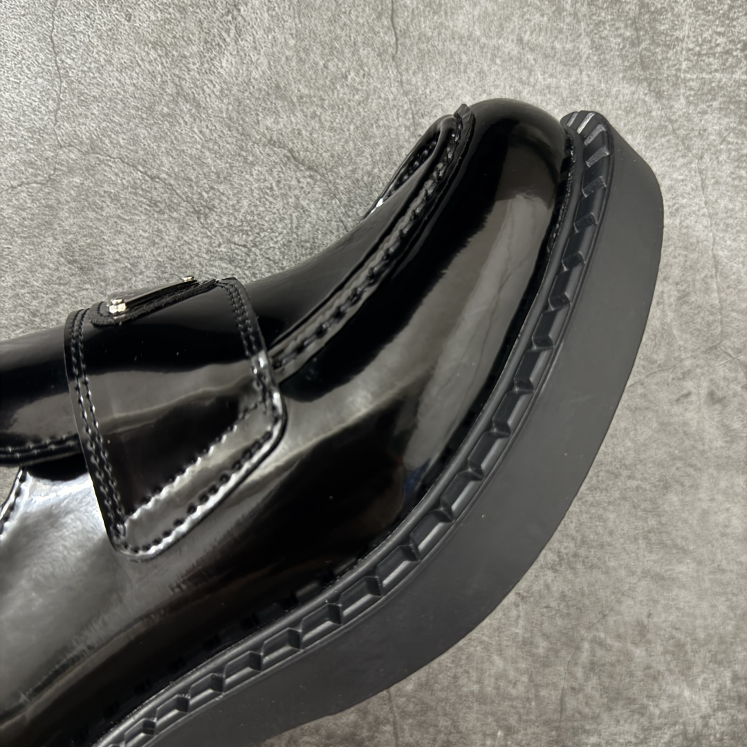 图片[6]-【莞产版本】Prada 乐福鞋 东莞大厂生产 原版开发 最好的穿的乐福鞋 没有之一 鞋型秀气大方，三角标加持，高级感拉满 无论！日常通勤还是小场合都能穿出气场 意大利著名的奢侈品品牌，普拉达这款牛皮面演绎prada式的黑暗优雅风情，鞋头很是秀气，鞋楦的复古与时尚平衡的非常好，没有平时别的款式的呆板整体是休闲时尚风！ 风格简约大方，舒适轻便，小牛皮鞋面超级软触感亲肤而光滑，很显质感也很好打理，设计摆脱路人感，打破沉闷单调！真的超级清秀百搭！而且这款增高效果一绝，特别有英伦风但又不是太过于复古的也很符合都市年轻人的审美！ 女鞋35 36 37 38 39 40 41-选品中心