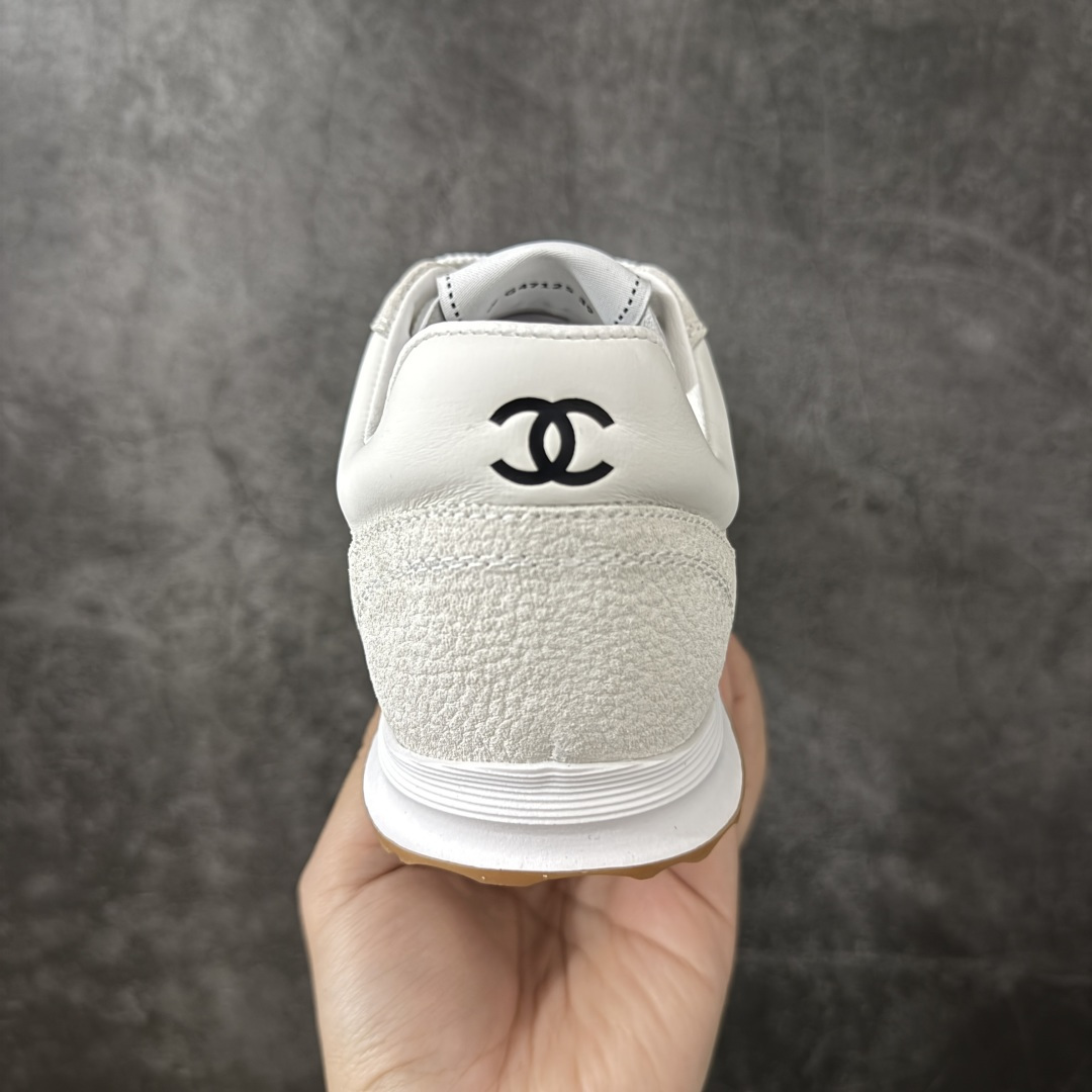 图片[4]-【渠道顶级礼盒】CHANEL香奈儿 26P 麂皮 厚底系带 低帮 生活休闲鞋熊猫鞋 1cm 女款 白色 2026ss火爆熊猫鞋配色 厚底休闲运动鞋板鞋同步 非常火爆 非常难买的一款鞋 全网最火的厚底熊猫 鞋 可想而知控不可错过的 颜值与舒适并存的 简约百搭小白鞋 厚底增高超级百搭，闭眼入谁穿谁好看 鞋面：牛仔布 内里：羊皮 大底：原版橡胶发泡大底 尺码：35 36 37 38 39 40-选品中心