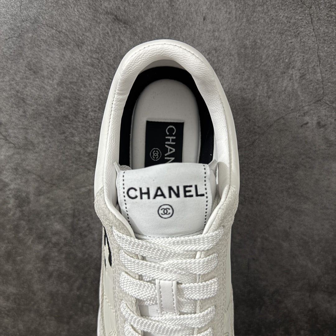 图片[8]-【渠道顶级礼盒】CHANEL香奈儿 26P 麂皮 厚底系带 低帮 生活休闲鞋熊猫鞋 1cm 女款 白色 2026ss火爆熊猫鞋配色 厚底休闲运动鞋板鞋同步 非常火爆 非常难买的一款鞋 全网最火的厚底熊猫 鞋 可想而知控不可错过的 颜值与舒适并存的 简约百搭小白鞋 厚底增高超级百搭，闭眼入谁穿谁好看 鞋面：牛仔布 内里：羊皮 大底：原版橡胶发泡大底 尺码：35 36 37 38 39 40-选品中心