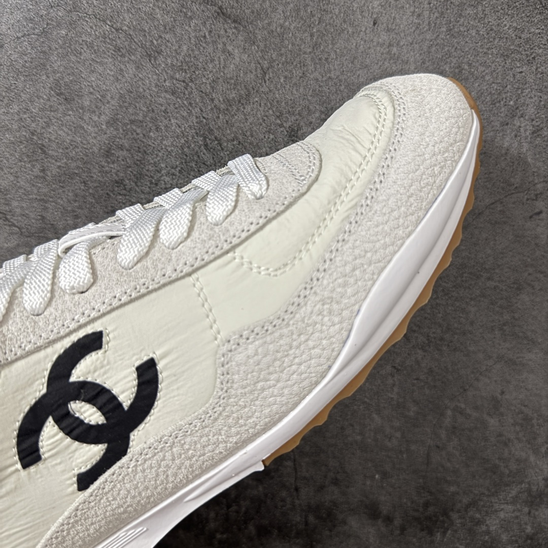 图片[6]-【渠道顶级礼盒】CHANEL香奈儿 26P 麂皮 厚底系带 低帮 生活休闲鞋熊猫鞋 1cm 女款 白色 2026ss火爆熊猫鞋配色 厚底休闲运动鞋板鞋同步 非常火爆 非常难买的一款鞋 全网最火的厚底熊猫 鞋 可想而知控不可错过的 颜值与舒适并存的 简约百搭小白鞋 厚底增高超级百搭，闭眼入谁穿谁好看 鞋面：牛仔布 内里：羊皮 大底：原版橡胶发泡大底 尺码：35 36 37 38 39 40-选品中心