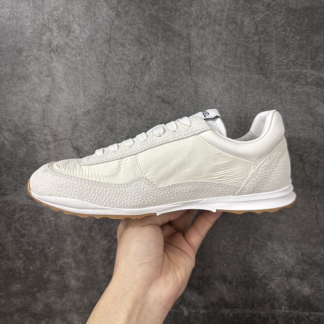 图片[2]-【渠道顶级礼盒】CHANEL香奈儿 26P 麂皮 厚底系带 低帮 生活休闲鞋熊猫鞋 1cm 女款 白色 2026ss火爆熊猫鞋配色 厚底休闲运动鞋板鞋同步 非常火爆 非常难买的一款鞋 全网最火的厚底熊猫 鞋 可想而知控不可错过的 颜值与舒适并存的 简约百搭小白鞋 厚底增高超级百搭，闭眼入谁穿谁好看 鞋面：牛仔布 内里：羊皮 大底：原版橡胶发泡大底 尺码：35 36 37 38 39 40-选品中心