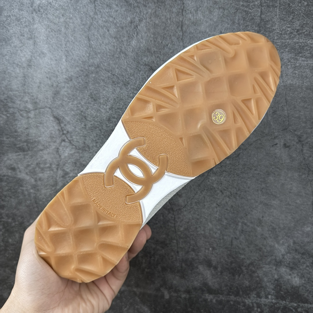 图片[9]-【渠道顶级礼盒】CHANEL香奈儿 26P 麂皮 厚底系带 低帮 生活休闲鞋熊猫鞋 1cm 女款 白色 2026ss火爆熊猫鞋配色 厚底休闲运动鞋板鞋同步 非常火爆 非常难买的一款鞋 全网最火的厚底熊猫 鞋 可想而知控不可错过的 颜值与舒适并存的 简约百搭小白鞋 厚底增高超级百搭，闭眼入谁穿谁好看 鞋面：牛仔布 内里：羊皮 大底：原版橡胶发泡大底 尺码：35 36 37 38 39 40-选品中心