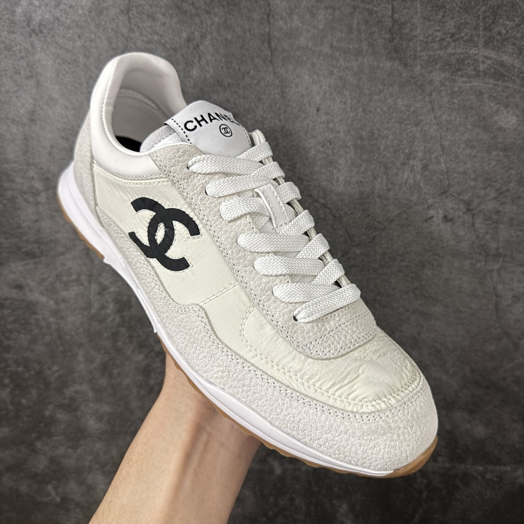 图片[3]-【渠道顶级礼盒】CHANEL香奈儿 26P 麂皮 厚底系带 低帮 生活休闲鞋熊猫鞋 1cm 女款 白色 2026ss火爆熊猫鞋配色 厚底休闲运动鞋板鞋同步 非常火爆 非常难买的一款鞋 全网最火的厚底熊猫 鞋 可想而知控不可错过的 颜值与舒适并存的 简约百搭小白鞋 厚底增高超级百搭，闭眼入谁穿谁好看 鞋面：牛仔布 内里：羊皮 大底：原版橡胶发泡大底 尺码：35 36 37 38 39 40-选品中心