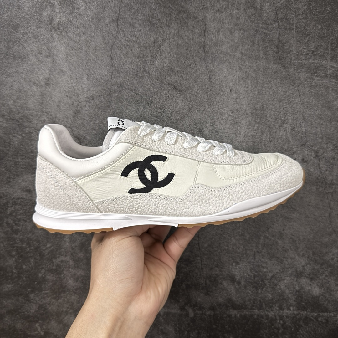 【渠道顶级礼盒】CHANEL香奈儿 26P 麂皮 厚底系带 低帮 生活休闲鞋熊猫鞋 1cm 女款 白色 2026ss火爆熊猫鞋配色 厚底休闲运动鞋板鞋同步 非常火爆 非常难买的一款鞋 全网最火的厚底熊猫 鞋 可想而知控不可错过的 颜值与舒适并存的 简约百搭小白鞋 厚底增高超级百搭，闭眼入谁穿谁好看 鞋面：牛仔布 内里：羊皮 大底：原版橡胶发泡大底 尺码：35 36 37 38 39 40-选品中心