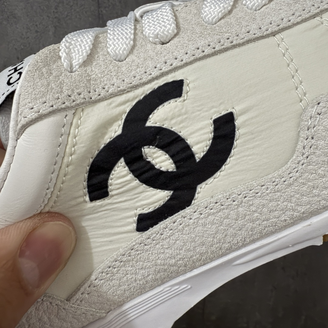 图片[4]-【渠道顶级礼盒】CHANEL香奈儿 26P 麂皮 厚底系带 低帮 生活休闲鞋熊猫鞋 1cm 女款 白色 2026ss火爆熊猫鞋配色 厚底休闲运动鞋板鞋同步 非常火爆 非常难买的一款鞋 全网最火的厚底熊猫 鞋 可想而知控不可错过的 颜值与舒适并存的 简约百搭小白鞋 厚底增高超级百搭，闭眼入谁穿谁好看 鞋面：牛仔布 内里：羊皮 大底：原版橡胶发泡大底 尺码：35 36 37 38 39 40-选品中心