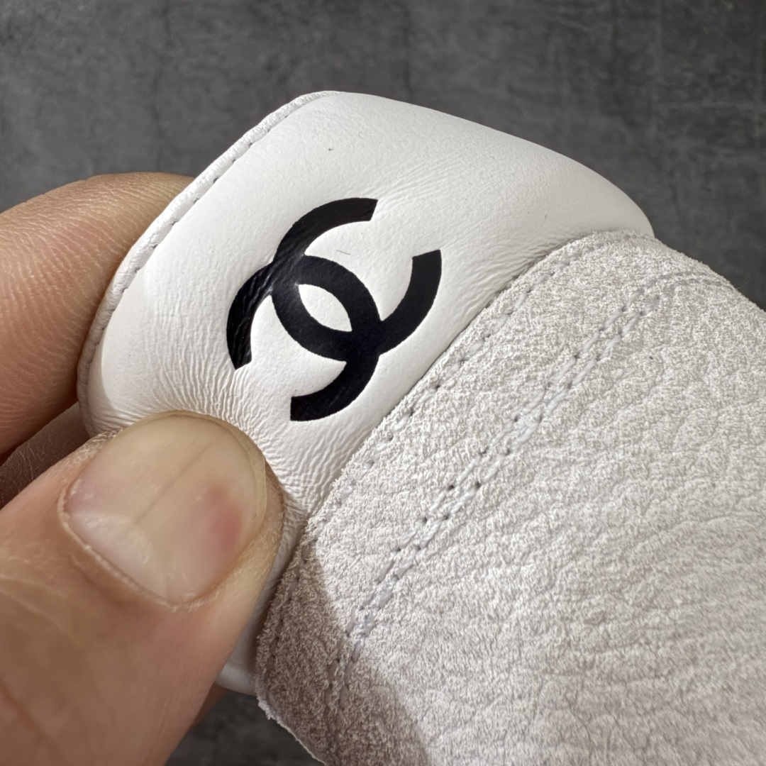 图片[2]-【渠道顶级礼盒】CHANEL香奈儿 26P 麂皮 厚底系带 低帮 生活休闲鞋熊猫鞋 1cm 女款 白色 2026ss火爆熊猫鞋配色 厚底休闲运动鞋板鞋同步 非常火爆 非常难买的一款鞋 全网最火的厚底熊猫 鞋 可想而知控不可错过的 颜值与舒适并存的 简约百搭小白鞋 厚底增高超级百搭，闭眼入谁穿谁好看 鞋面：牛仔布 内里：羊皮 大底：原版橡胶发泡大底 尺码：35 36 37 38 39 40-选品中心