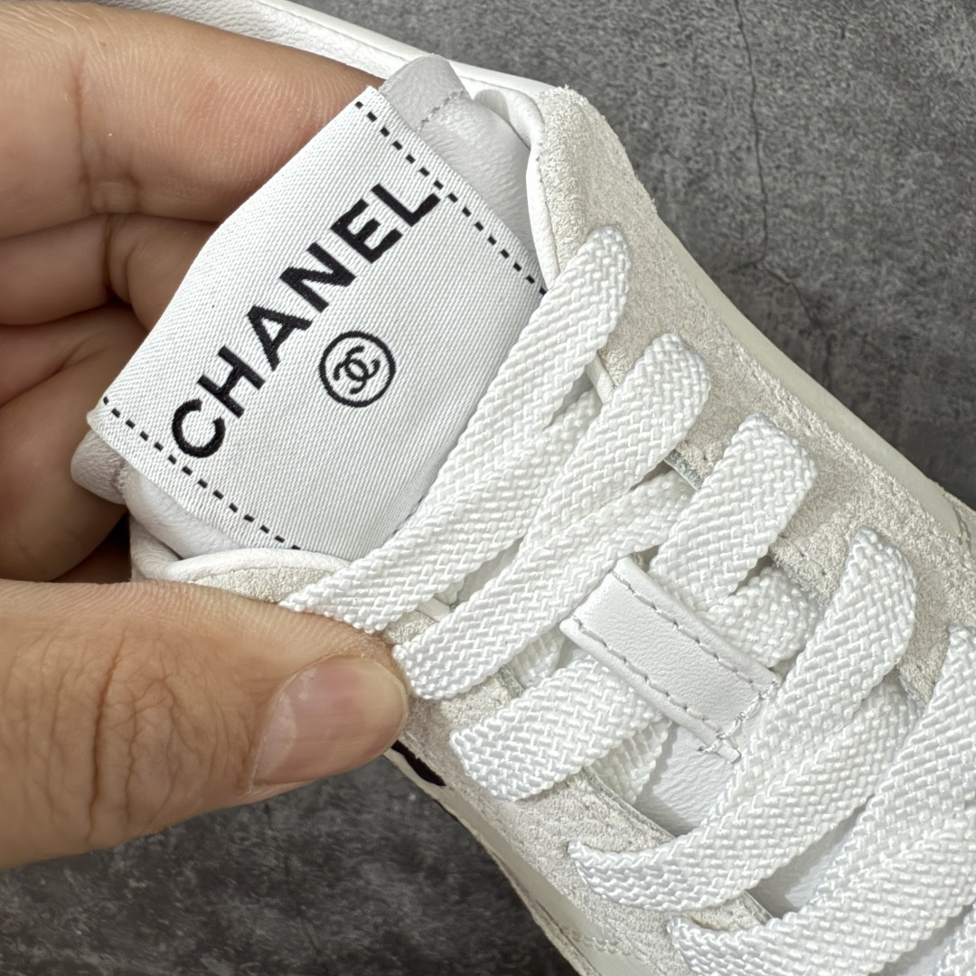 图片[6]-【渠道顶级礼盒】CHANEL香奈儿 26P 麂皮 厚底系带 低帮 生活休闲鞋熊猫鞋 1cm 女款 白色 2026ss火爆熊猫鞋配色 厚底休闲运动鞋板鞋同步 非常火爆 非常难买的一款鞋 全网最火的厚底熊猫 鞋 可想而知控不可错过的 颜值与舒适并存的 简约百搭小白鞋 厚底增高超级百搭，闭眼入谁穿谁好看 鞋面：牛仔布 内里：羊皮 大底：原版橡胶发泡大底 尺码：35 36 37 38 39 40-选品中心