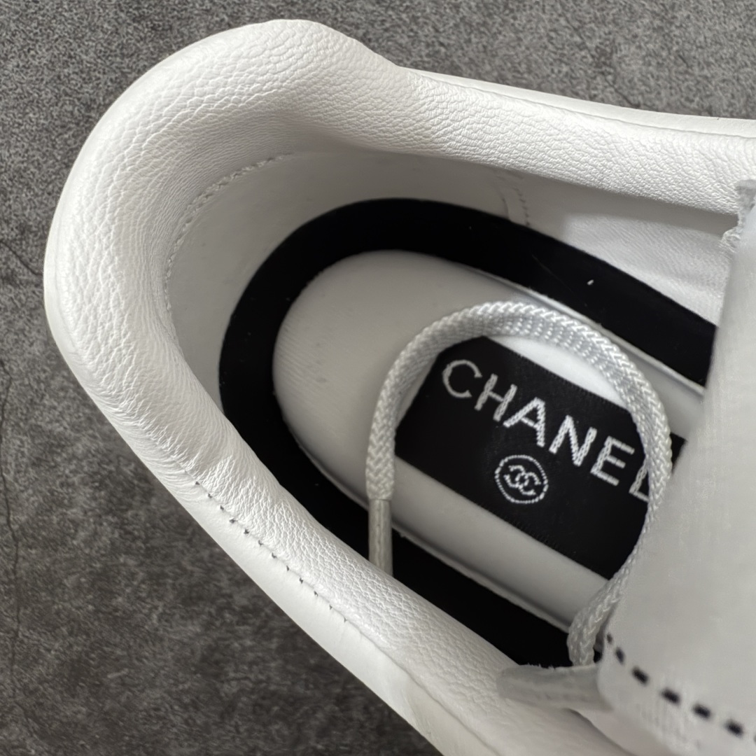 图片[7]-【渠道顶级礼盒】CHANEL香奈儿 26P 麂皮 厚底系带 低帮 生活休闲鞋熊猫鞋 1cm 女款 白色 2026ss火爆熊猫鞋配色 厚底休闲运动鞋板鞋同步 非常火爆 非常难买的一款鞋 全网最火的厚底熊猫 鞋 可想而知控不可错过的 颜值与舒适并存的 简约百搭小白鞋 厚底增高超级百搭，闭眼入谁穿谁好看 鞋面：牛仔布 内里：羊皮 大底：原版橡胶发泡大底 尺码：35 36 37 38 39 40-选品中心