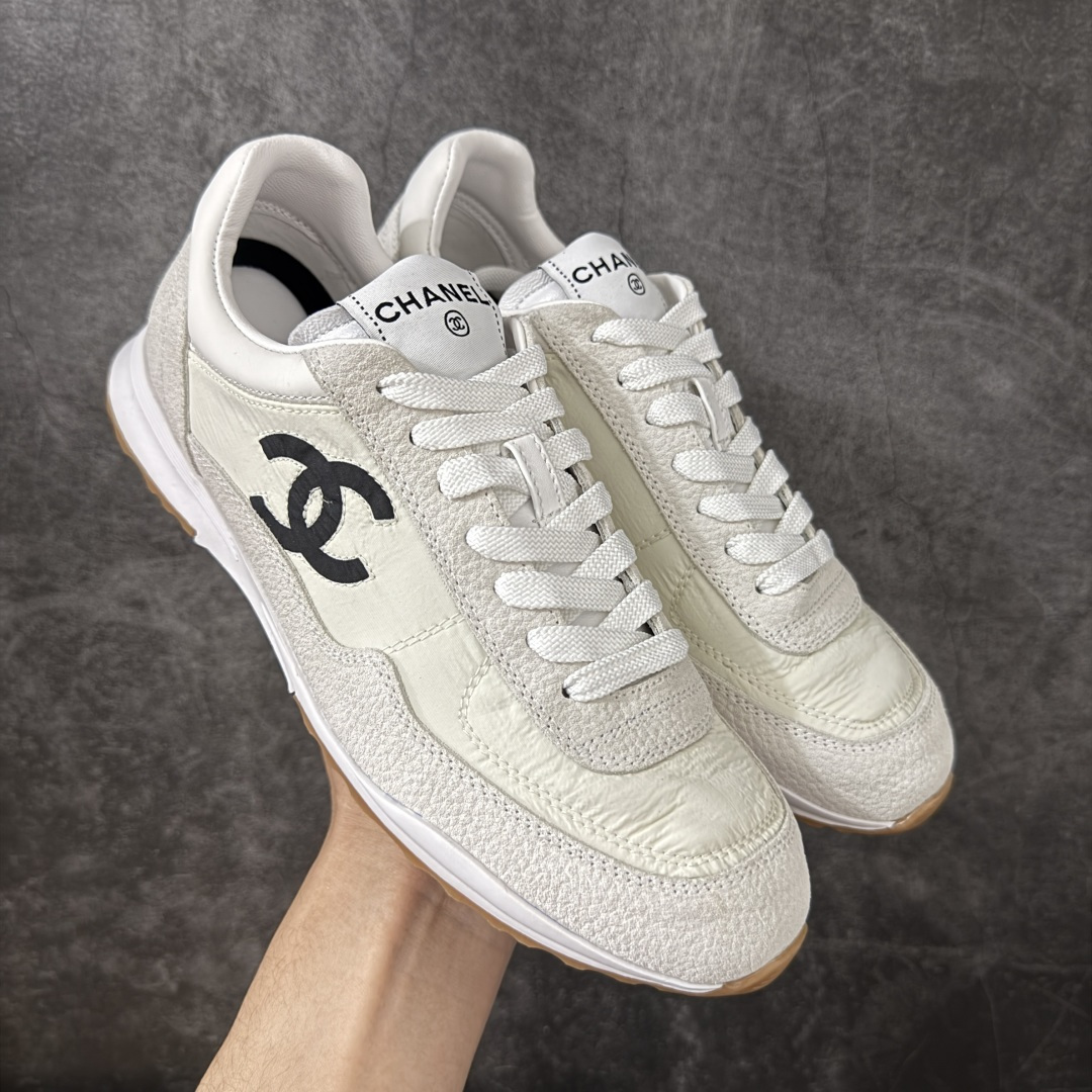 【渠道顶级礼盒】CHANEL香奈儿 26P 麂皮 厚底系带 低帮 生活休闲鞋熊猫鞋 1cm 女款 白色 2026ss火爆熊猫鞋配色 厚底休闲运动鞋板鞋同步 非常火爆 非常难买的一款鞋 全网最火的厚底熊猫 鞋 可想而知控不可错过的 颜值与舒适并存的 简约百搭小白鞋 厚底增高超级百搭，闭眼入谁穿谁好看 鞋面：牛仔布 内里：羊皮 大底：原版橡胶发泡大底 尺码：35 36 37 38 39 40-选品中心