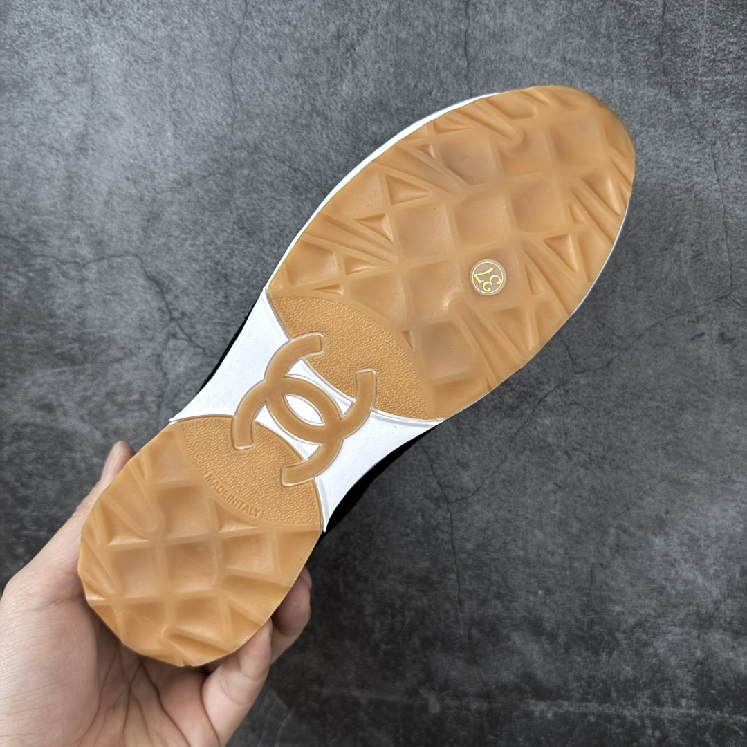 图片[9]-【渠道顶级礼盒】CHANEL香奈儿 26P 麂皮 厚底系带 低帮 生活休闲鞋熊猫鞋 1cm 女款 白色 2026ss火爆熊猫鞋配色 厚底休闲运动鞋板鞋同步 非常火爆 非常难买的一款鞋 全网最火的厚底熊猫 鞋 可想而知控不可错过的 颜值与舒适并存的 简约百搭小白鞋 厚底增高超级百搭，闭眼入谁穿谁好看 鞋面：牛仔布 内里：羊皮 大底：原版橡胶发泡大底 尺码：35 36 37 38 39 40-选品中心