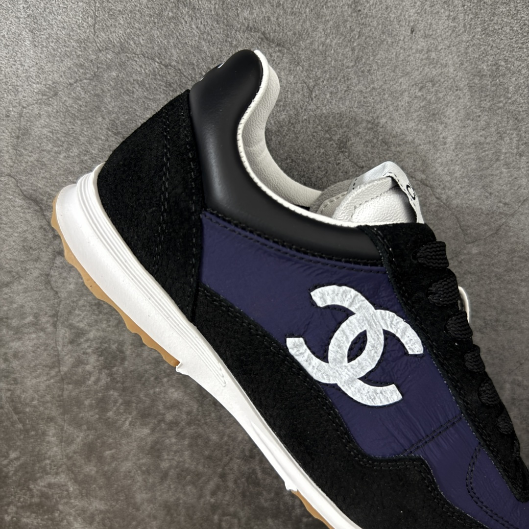 图片[7]-【渠道顶级礼盒】CHANEL香奈儿 26P 麂皮 厚底系带 低帮 生活休闲鞋熊猫鞋 1cm 女款 白色 2026ss火爆熊猫鞋配色 厚底休闲运动鞋板鞋同步 非常火爆 非常难买的一款鞋 全网最火的厚底熊猫 鞋 可想而知控不可错过的 颜值与舒适并存的 简约百搭小白鞋 厚底增高超级百搭，闭眼入谁穿谁好看 鞋面：牛仔布 内里：羊皮 大底：原版橡胶发泡大底 尺码：35 36 37 38 39 40-选品中心