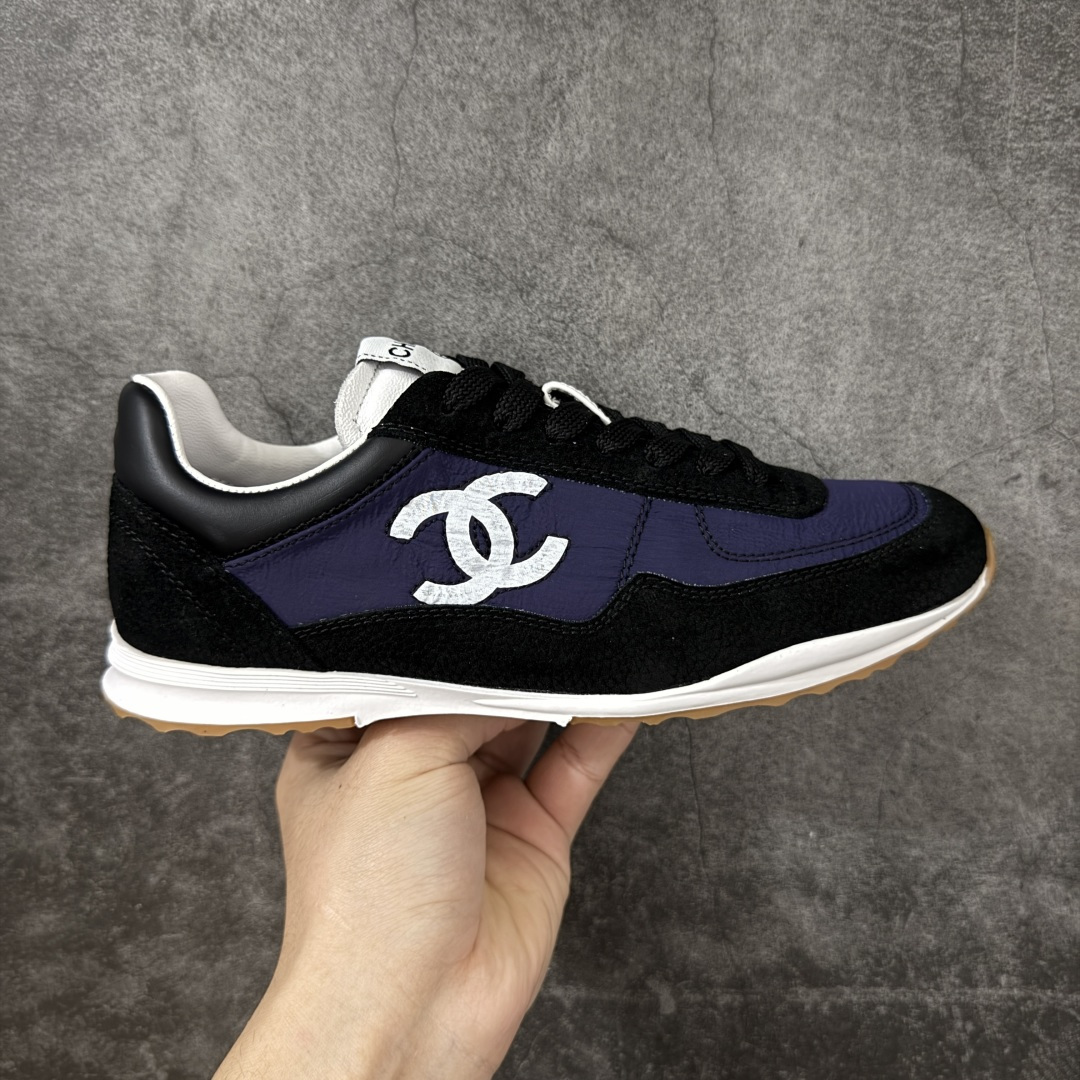 【渠道顶级礼盒】CHANEL香奈儿 26P 麂皮 厚底系带 低帮 生活休闲鞋熊猫鞋 1cm 女款 白色 2026ss火爆熊猫鞋配色 厚底休闲运动鞋板鞋同步 非常火爆 非常难买的一款鞋 全网最火的厚底熊猫 鞋 可想而知控不可错过的 颜值与舒适并存的 简约百搭小白鞋 厚底增高超级百搭，闭眼入谁穿谁好看 鞋面：牛仔布 内里：羊皮 大底：原版橡胶发泡大底 尺码：35 36 37 38 39 40-选品中心