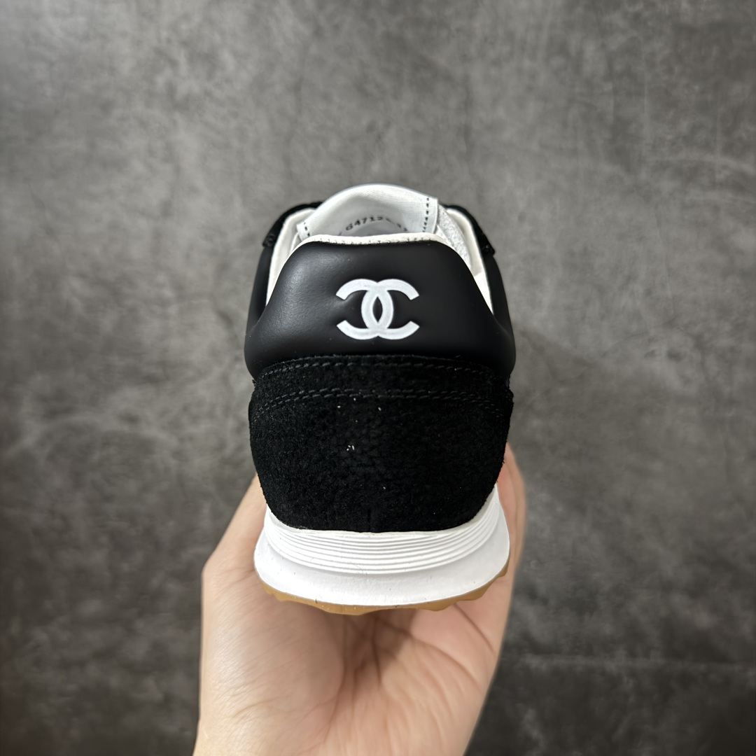 图片[4]-【渠道顶级礼盒】CHANEL香奈儿 26P 麂皮 厚底系带 低帮 生活休闲鞋熊猫鞋 1cm 女款 白色 2026ss火爆熊猫鞋配色 厚底休闲运动鞋板鞋同步 非常火爆 非常难买的一款鞋 全网最火的厚底熊猫 鞋 可想而知控不可错过的 颜值与舒适并存的 简约百搭小白鞋 厚底增高超级百搭，闭眼入谁穿谁好看 鞋面：牛仔布 内里：羊皮 大底：原版橡胶发泡大底 尺码：35 36 37 38 39 40-选品中心