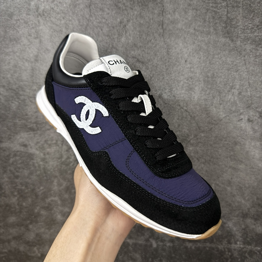 图片[3]-【渠道顶级礼盒】CHANEL香奈儿 26P 麂皮 厚底系带 低帮 生活休闲鞋熊猫鞋 1cm 女款 白色 2026ss火爆熊猫鞋配色 厚底休闲运动鞋板鞋同步 非常火爆 非常难买的一款鞋 全网最火的厚底熊猫 鞋 可想而知控不可错过的 颜值与舒适并存的 简约百搭小白鞋 厚底增高超级百搭，闭眼入谁穿谁好看 鞋面：牛仔布 内里：羊皮 大底：原版橡胶发泡大底 尺码：35 36 37 38 39 40-选品中心