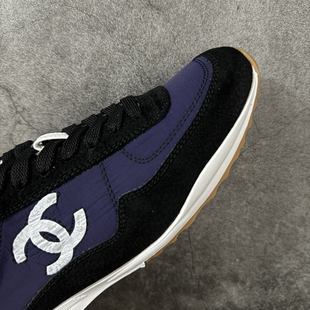 图片[6]-【渠道顶级礼盒】CHANEL香奈儿 26P 麂皮 厚底系带 低帮 生活休闲鞋熊猫鞋 1cm 女款 白色 2026ss火爆熊猫鞋配色 厚底休闲运动鞋板鞋同步 非常火爆 非常难买的一款鞋 全网最火的厚底熊猫 鞋 可想而知控不可错过的 颜值与舒适并存的 简约百搭小白鞋 厚底增高超级百搭，闭眼入谁穿谁好看 鞋面：牛仔布 内里：羊皮 大底：原版橡胶发泡大底 尺码：35 36 37 38 39 40-选品中心